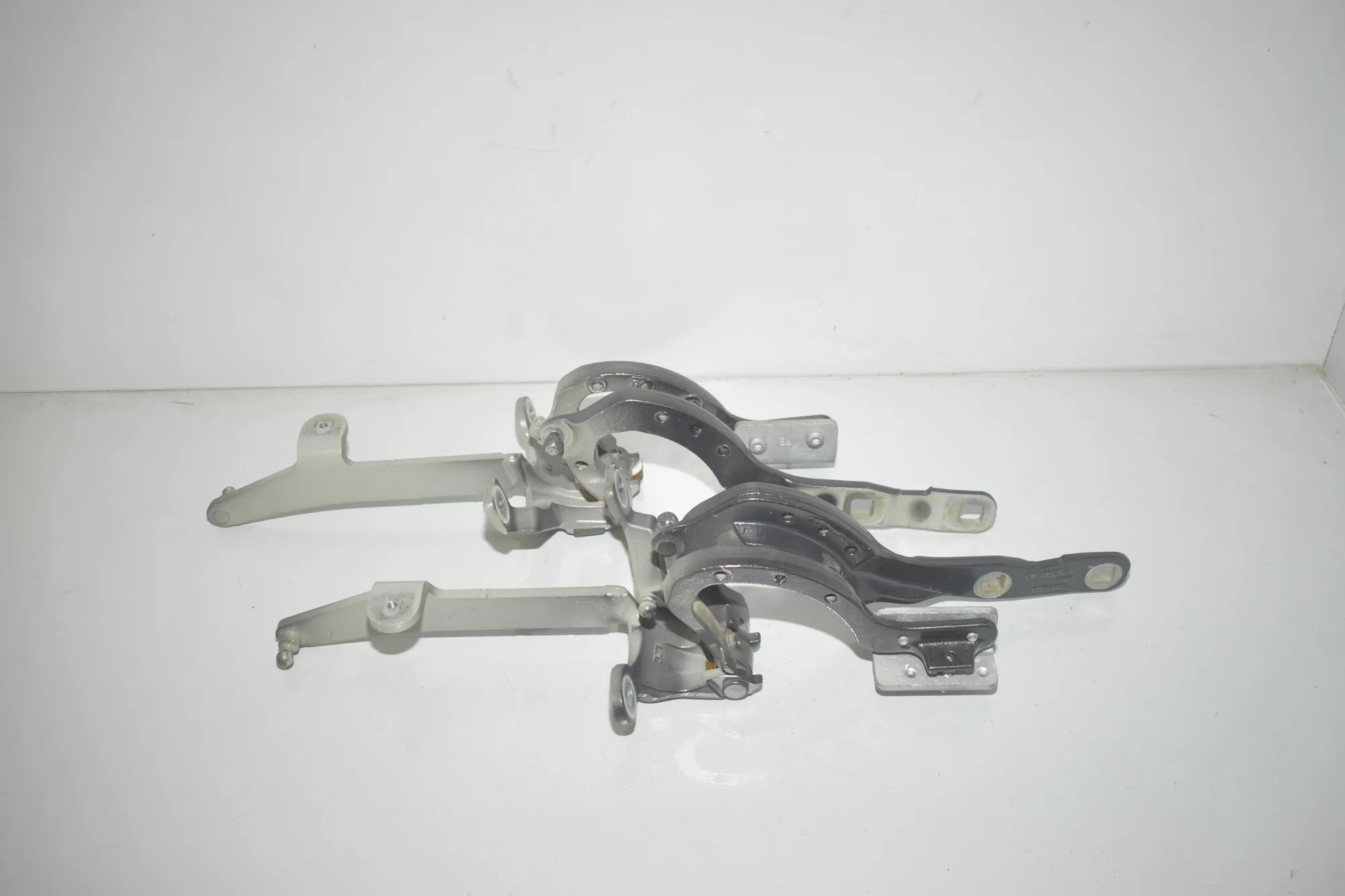 Left Side Bootlid Hinge – OEM 7206640 · BMW 5 Touring (F11) 525 d 2010