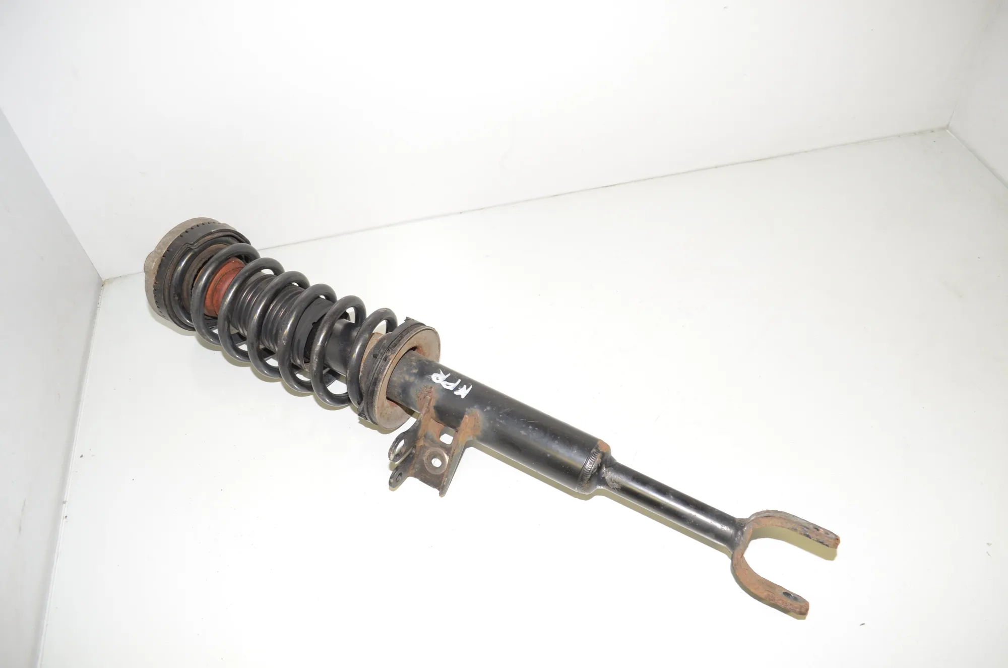 Front Left Shock Absorber – OEM 6797767 · BMW 5 Touring (F11) 525 d 2011 – 3