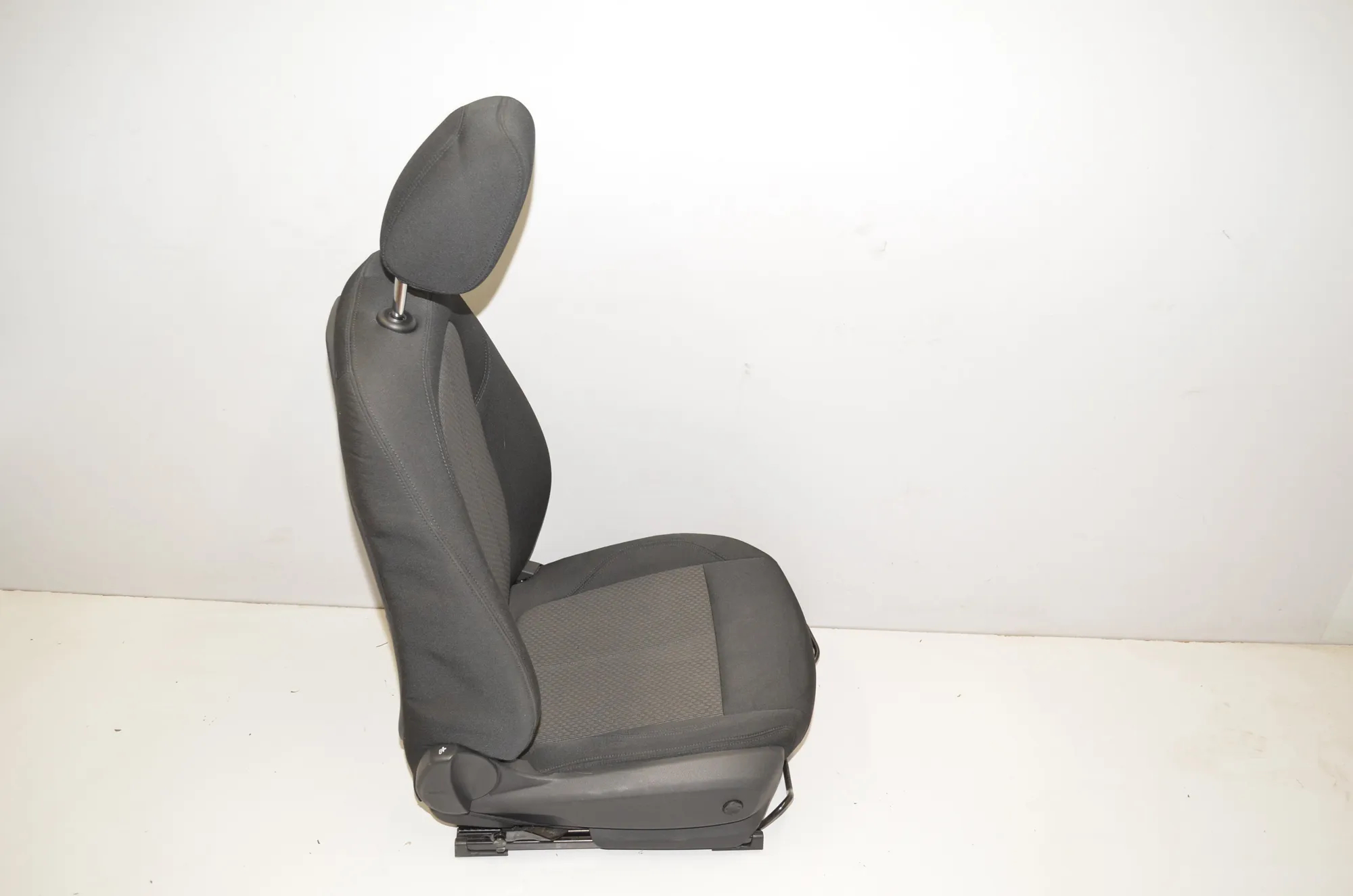Front Right Seat · BMW 1 (F40) BMW 1 (F40) (F40) 120 d 2023 – 4
