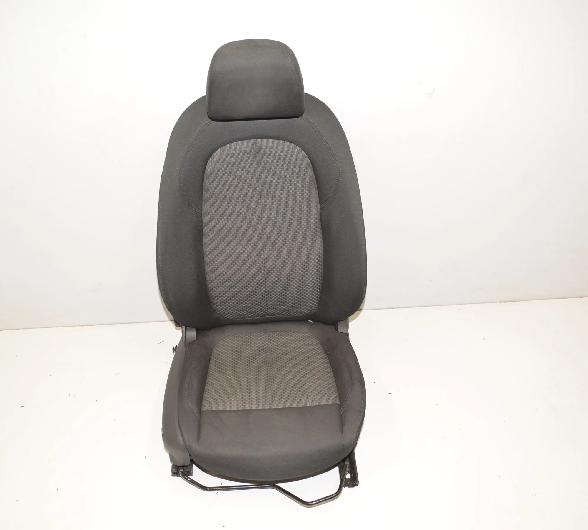 Front Right Seat · BMW 1 (F40) BMW 1 (F40) (F40) 120 d 2023