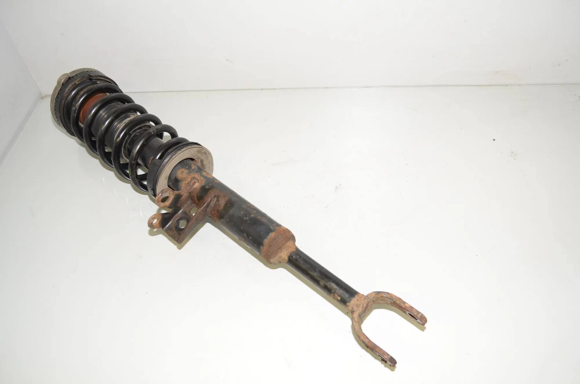 Front Left Shock Absorber – OEM 6797767 · BMW 5 Touring (F11) 525 d 2010 – 3
