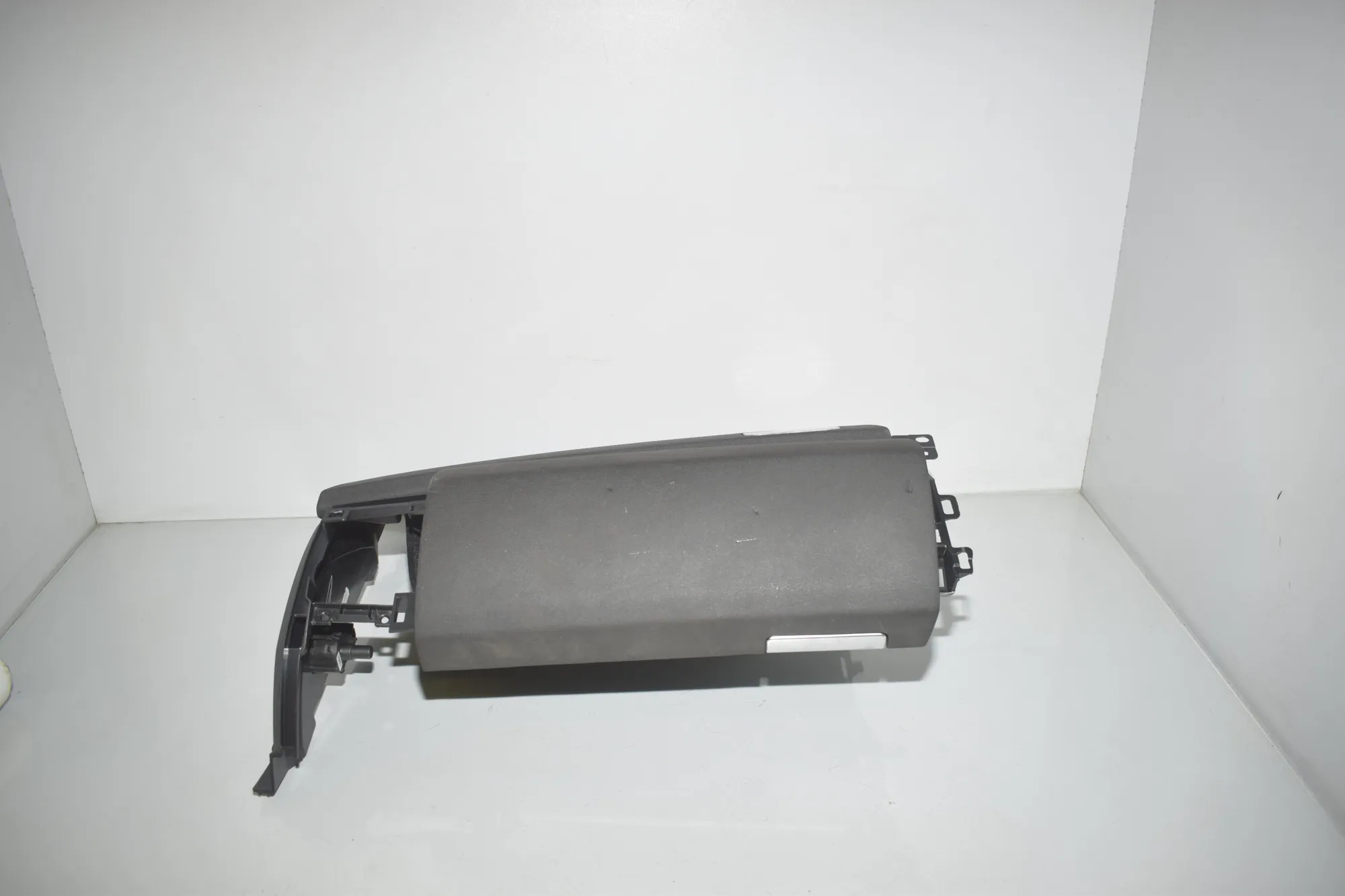 Glove Compartment – OEM FFB000282XXX · LAND ROVER DISCOVERY IV (L319) 3.0 TD 4x4 2016 – 2