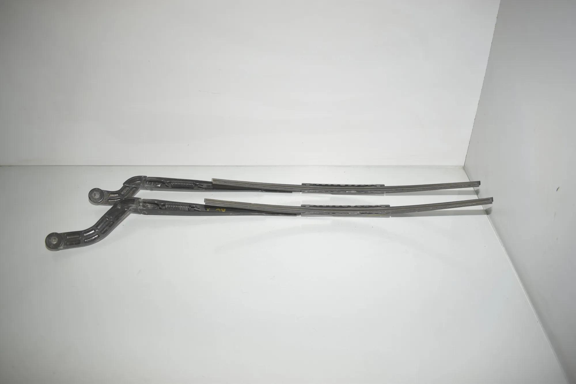 Front Wiper Arms – OEM 89813-728 · LAND ROVER DISCOVERY IV (L319) 3.0 TD 4x4 2016 – 3