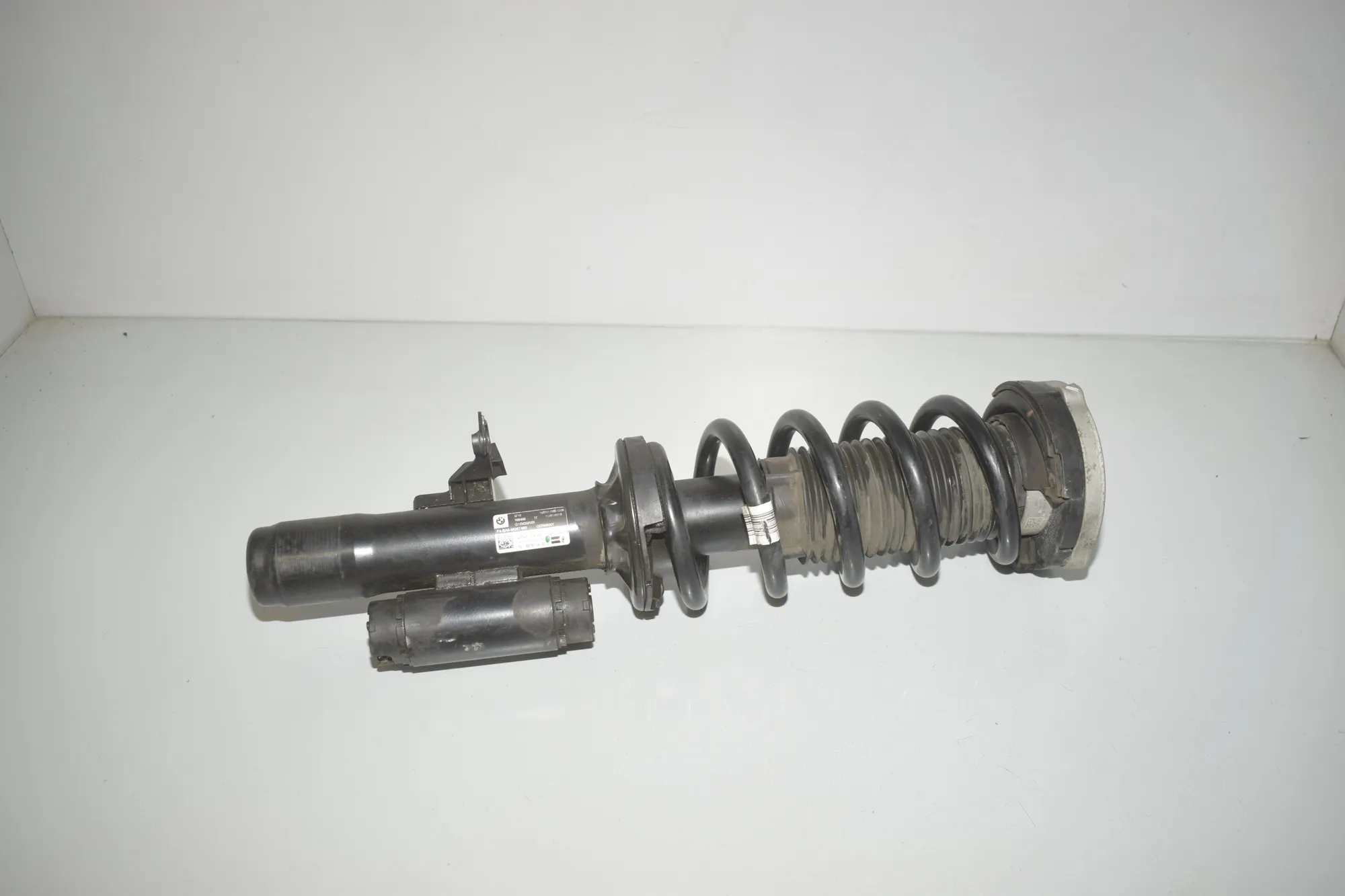Front Right Shock Absorber – OEM 6878114 · BMW 8 Cabrio (G14, F91) BMW 8 Cabrio (G14, F91) 840 d xDrive 2019 – 4