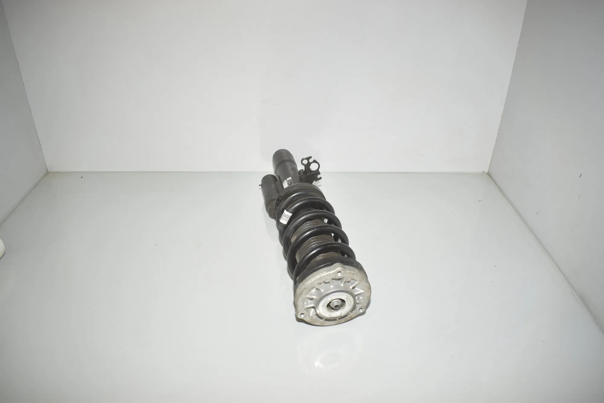 Front Right Shock Absorber – OEM 6878114 · BMW 8 Cabrio (G14, F91) BMW 8 Cabrio (G14, F91) 840 d xDrive 2019 – 3