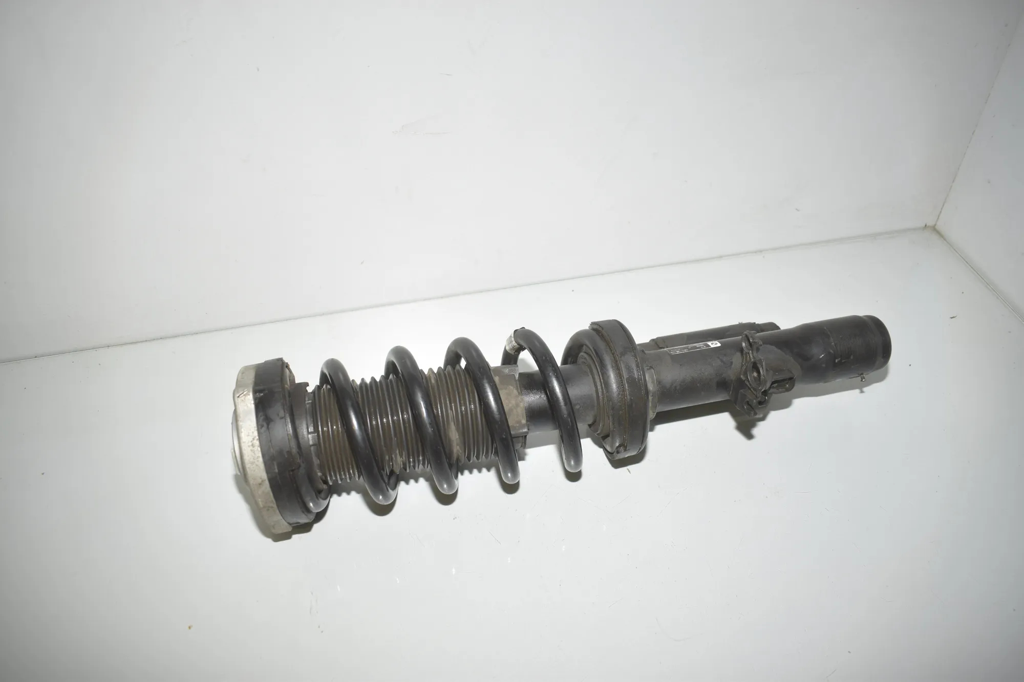 Front Right Shock Absorber – OEM 6878114 · BMW 8 Cabrio (G14, F91) BMW 8 Cabrio (G14, F91) 840 d xDrive 2019 – 2