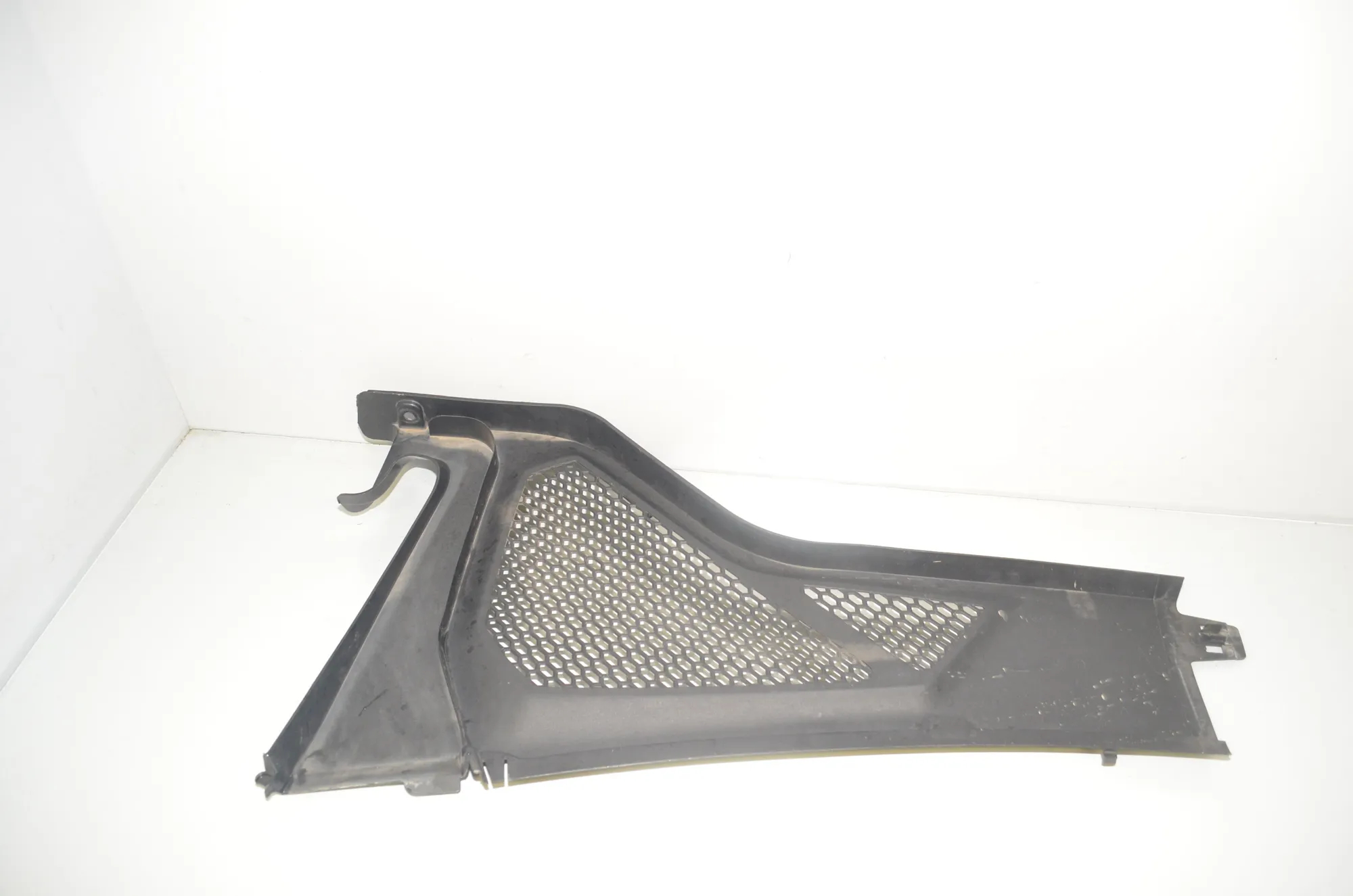 Front Wiper Cowl Trim – OEM 9245593 · BMW X6 (F16, F86) M 50 d 2016