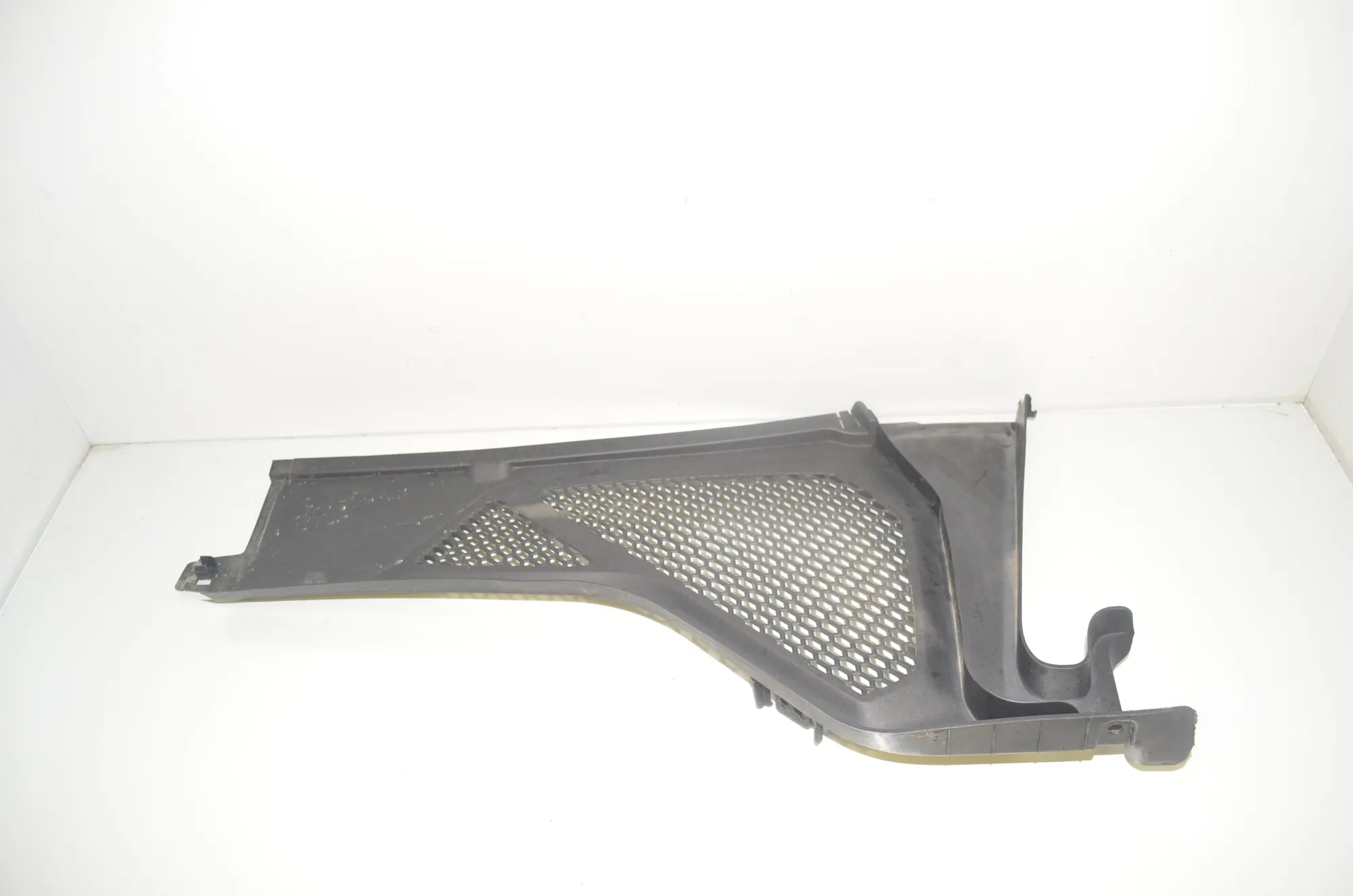 Front Wiper Cowl Trim – OEM 9245593 · BMW X6 (F16, F86) M 50 d 2016 – 2