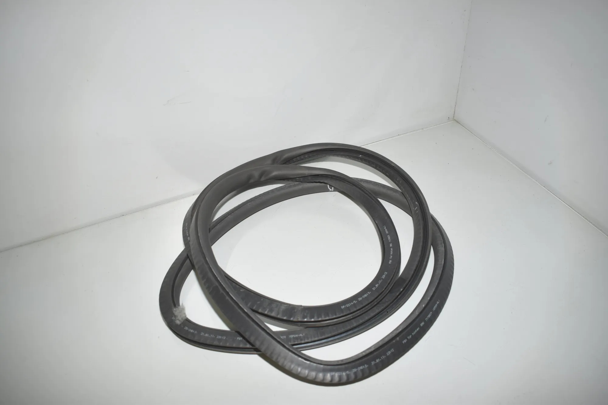 Rear Left Door Seal Rubber – OEM 7178029 · BMW 7 (F01, F02) 740 d xDrive 2011 – 4