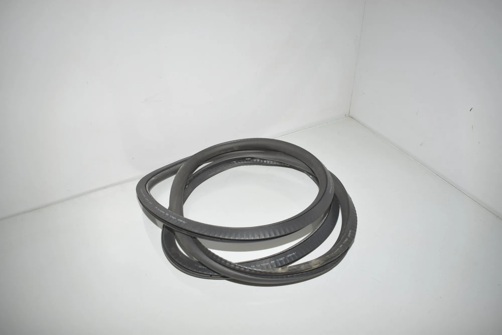 Rear Right Door Seal Rubber – OEM 7178029 · BMW 7 (F01, F02) 740 d xDrive 2011 – 4