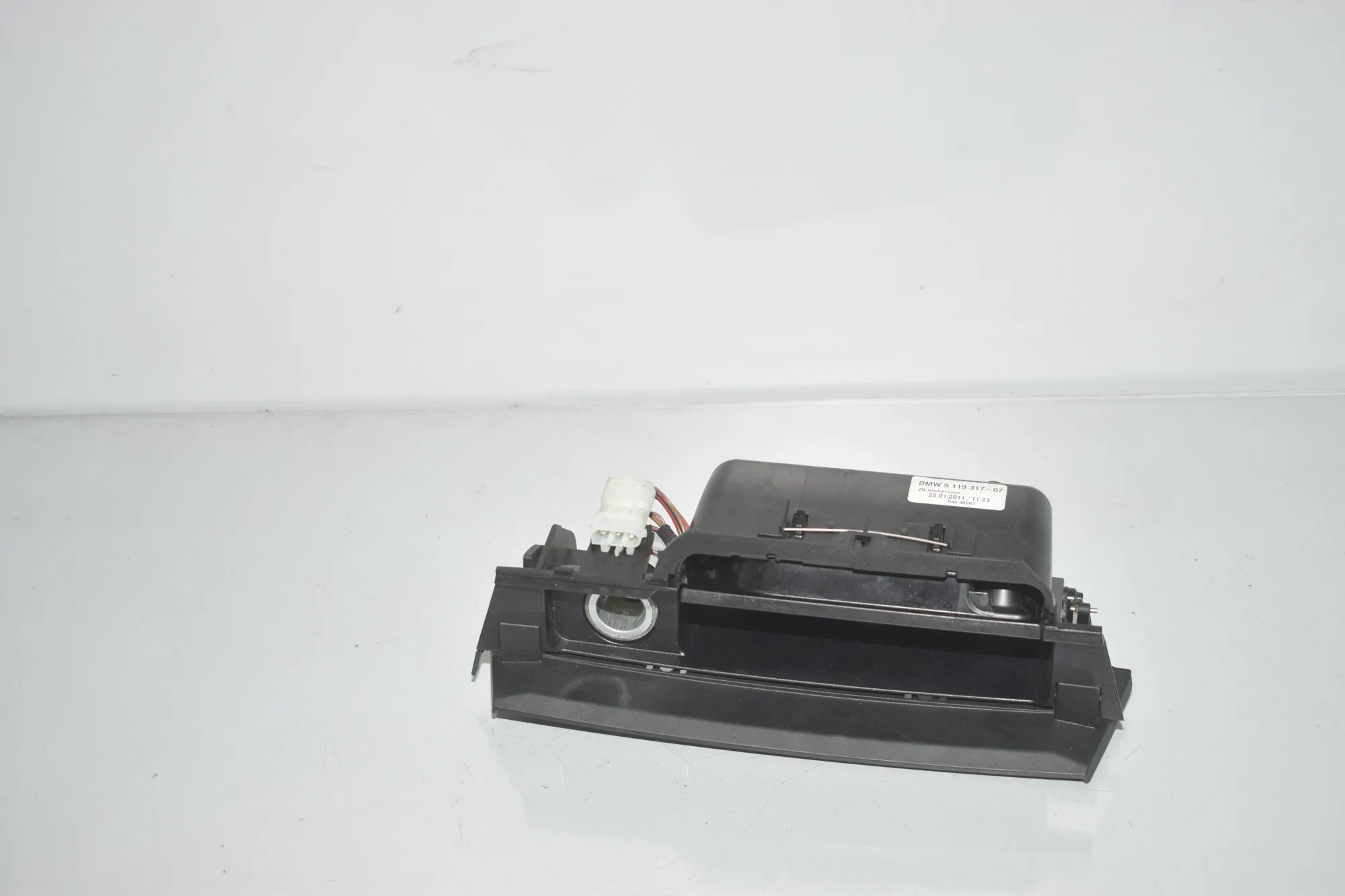 Ashtray – OEM 9119317 · BMW 7 (F01, F02) 740 d xDrive 2011 – 2
