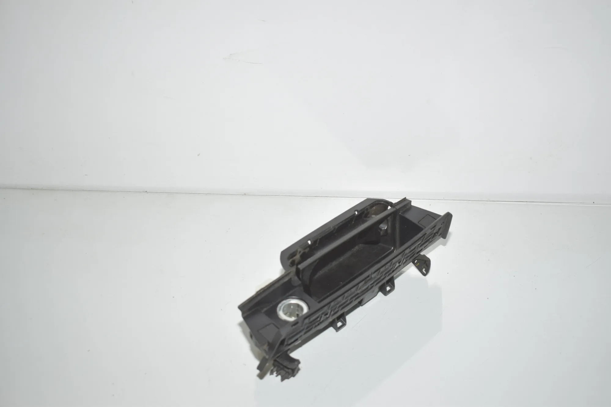 Ashtray – OEM 9119317 · BMW 7 (F01, F02) 740 d xDrive 2011 – 3