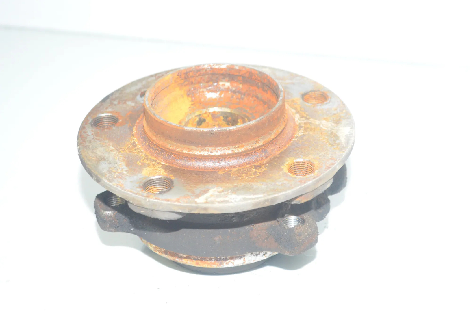 Front Left Wheel Bearing – OEM 6868480 · BMW 7 (F01, F02) 740 d xDrive 2011 – 4