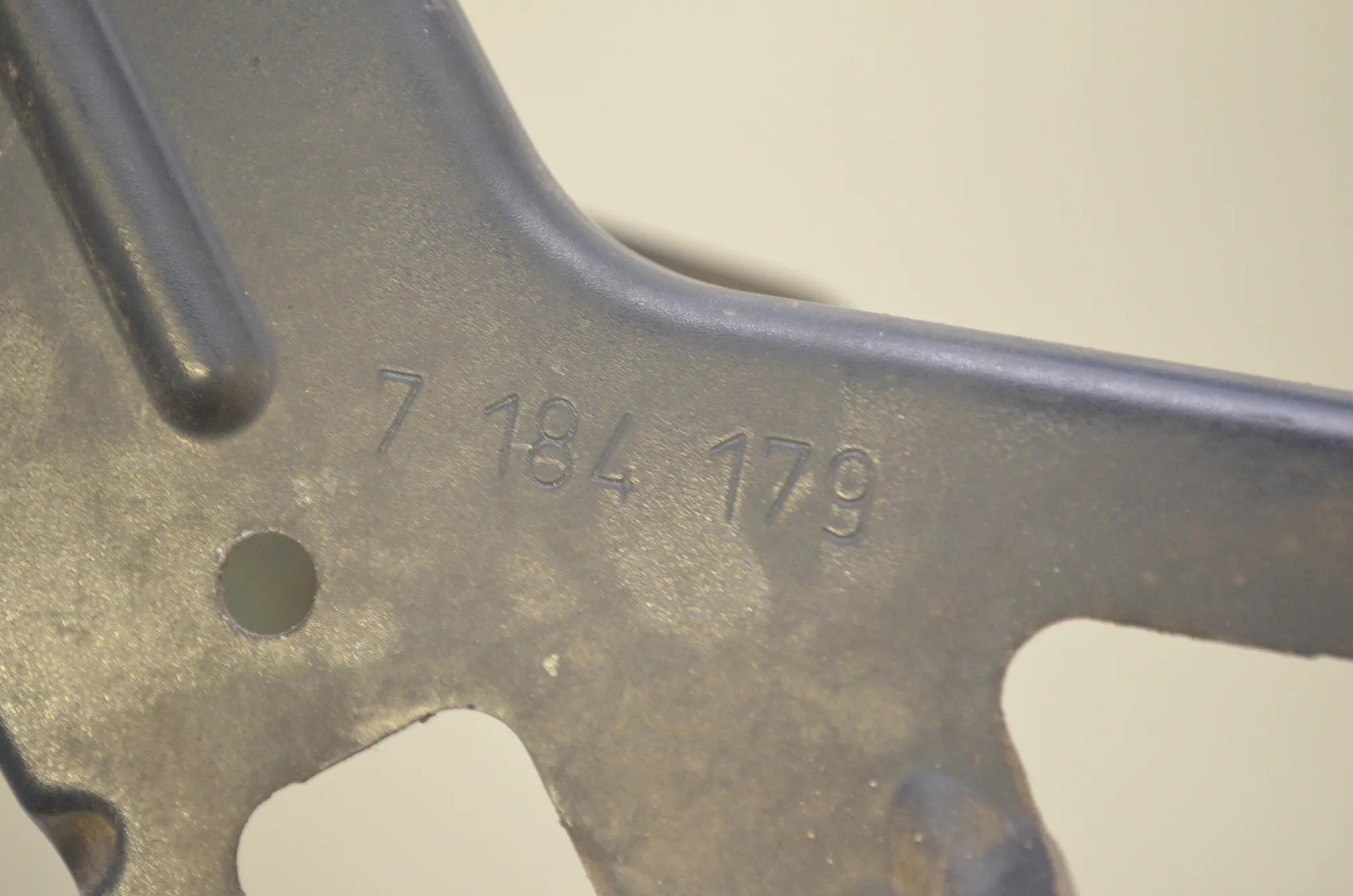 Bracket – OEM 7184180 · BMW 7 (F01, F02) 740 d xDrive 2011 – 5