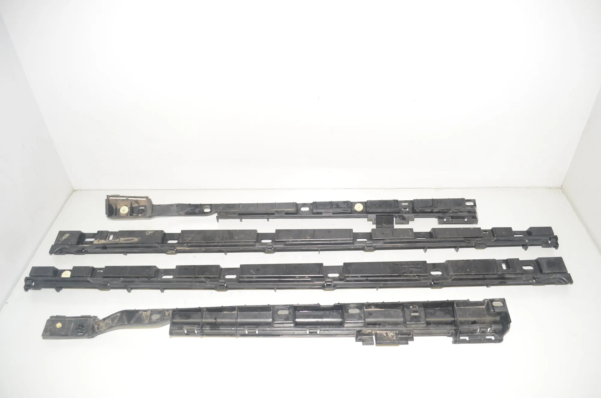 Sideskirt Bracket – OEM 7187103 · BMW 7 (F01, F02) 740 d xDrive 2011