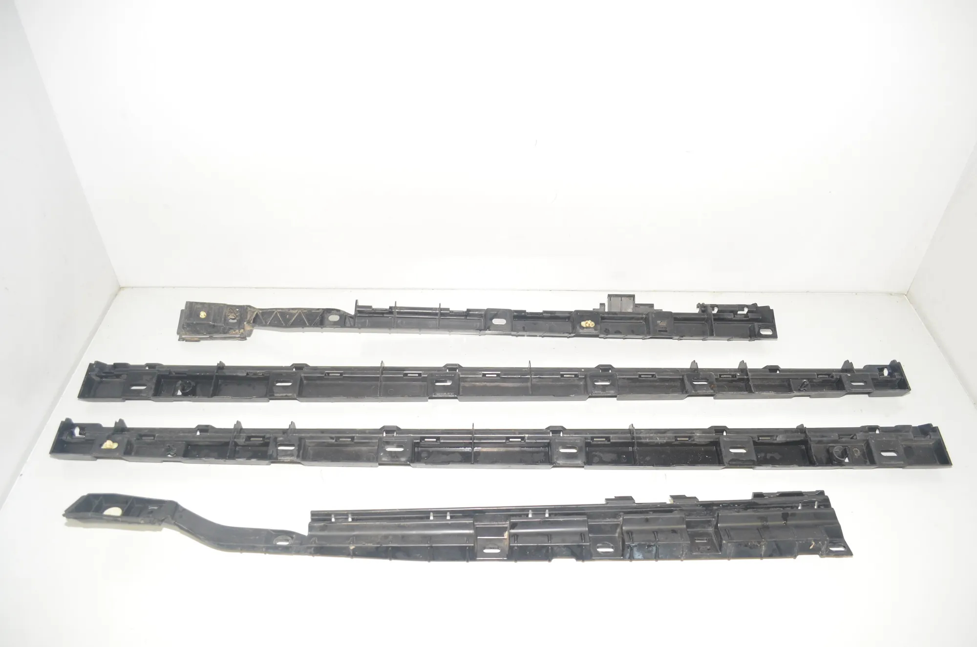Sideskirt Bracket – OEM 7187103 · BMW 7 (F01, F02) 740 d xDrive 2011 – 2