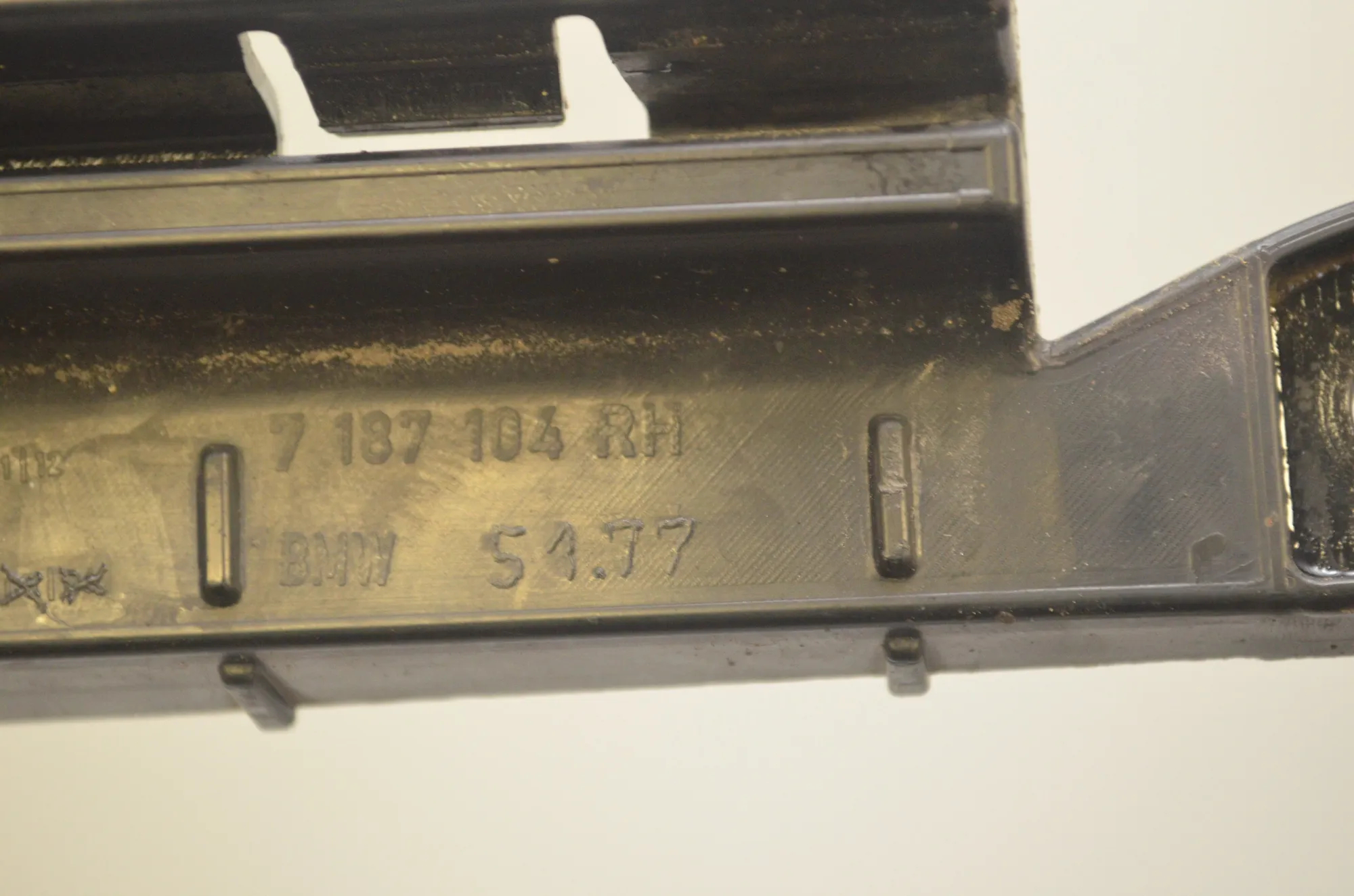Sideskirt Bracket – OEM 7187103 · BMW 7 (F01, F02) 740 d xDrive 2011 – 7