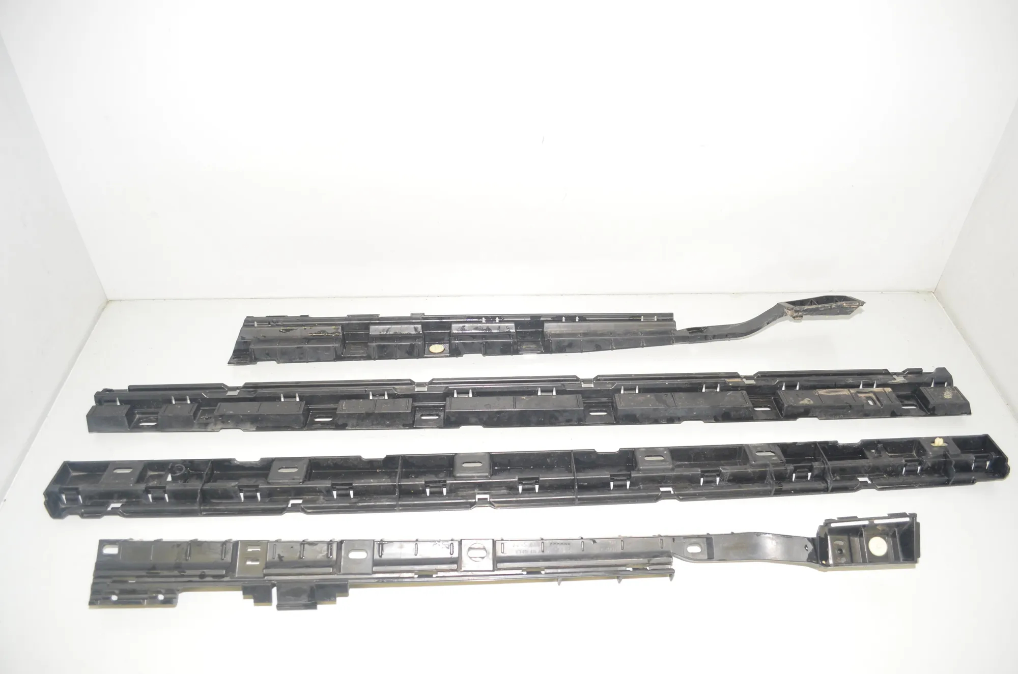 Sideskirt Bracket – OEM 7187103 · BMW 7 (F01, F02) 740 d xDrive 2011 – 3