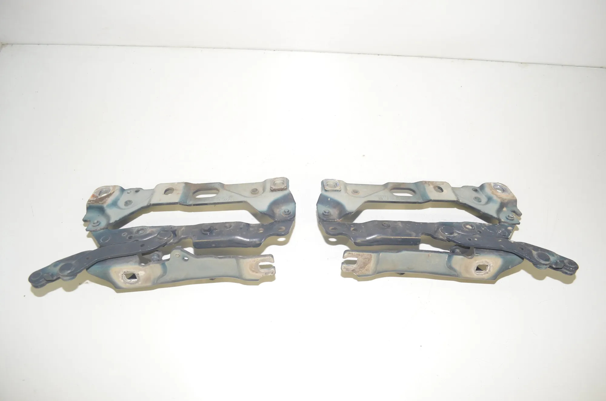 Front Left Bonnet Hinge – OEM 7200013 · BMW 7 (F01, F02) 740 d xDrive 2011 – 3