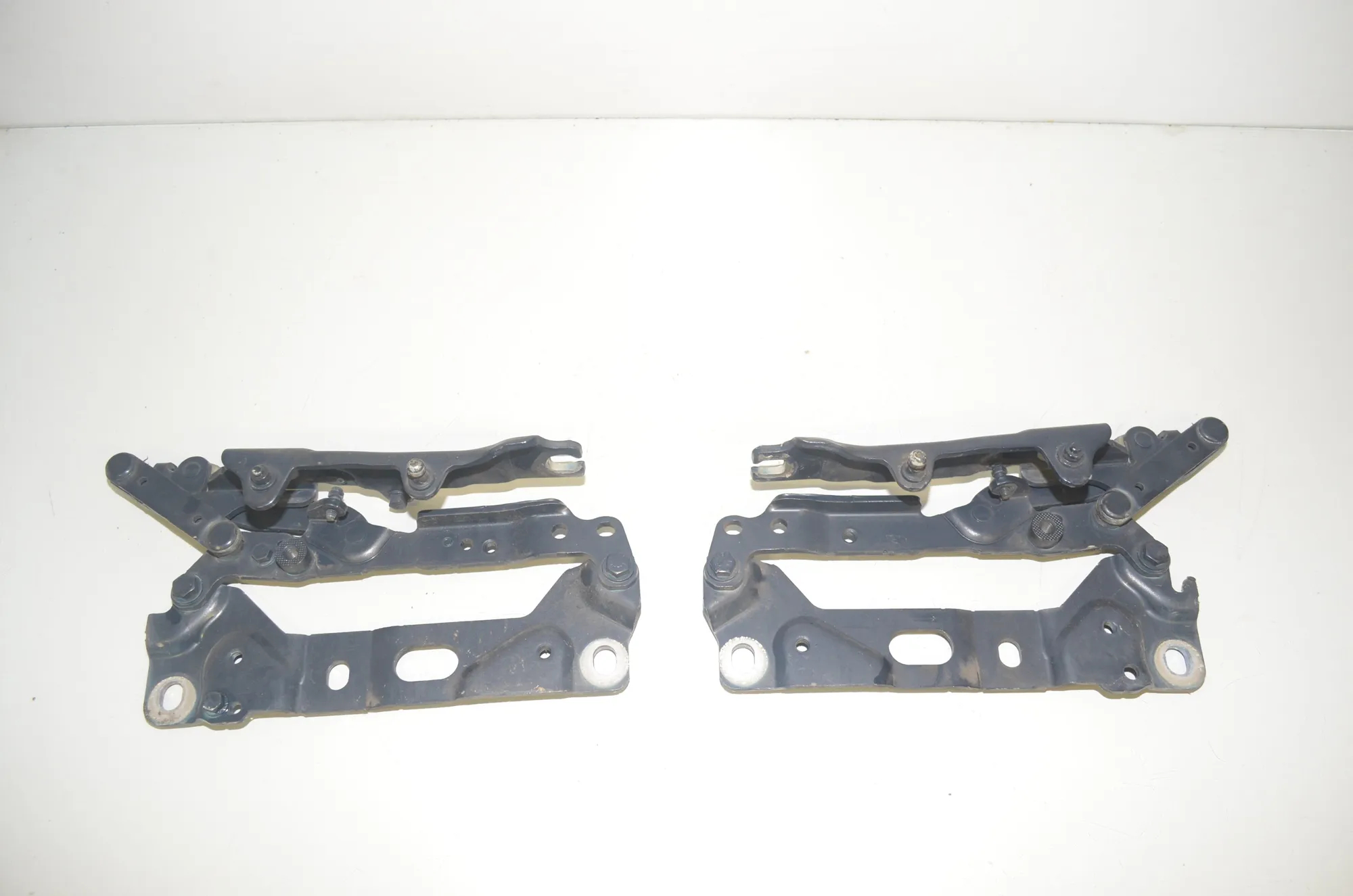 Front Left Bonnet Hinge – OEM 7200013 · BMW 7 (F01, F02) 740 d xDrive 2011 – 2
