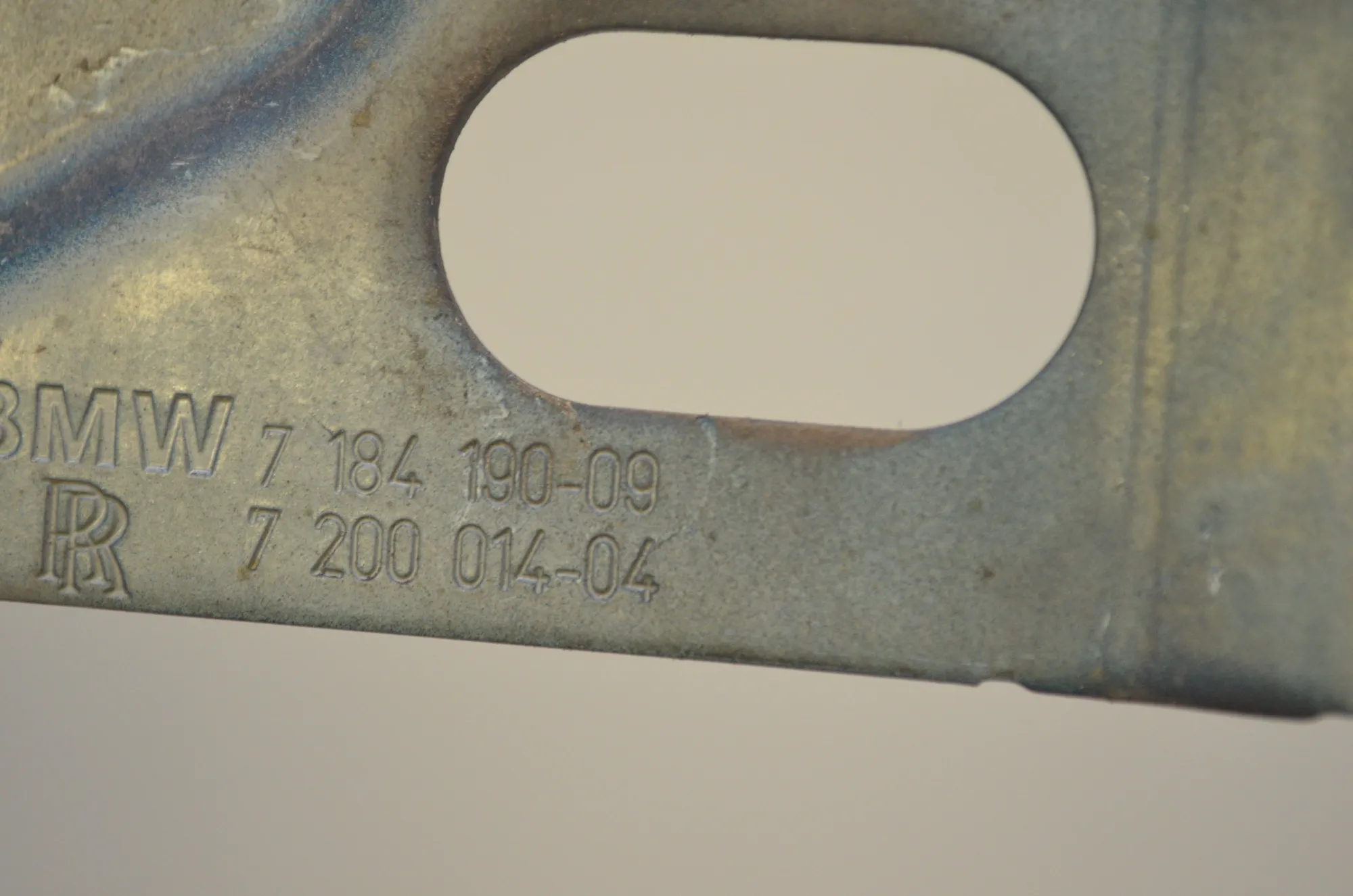 Front Left Bonnet Hinge – OEM 7200013 · BMW 7 (F01, F02) 740 d xDrive 2011 – 6