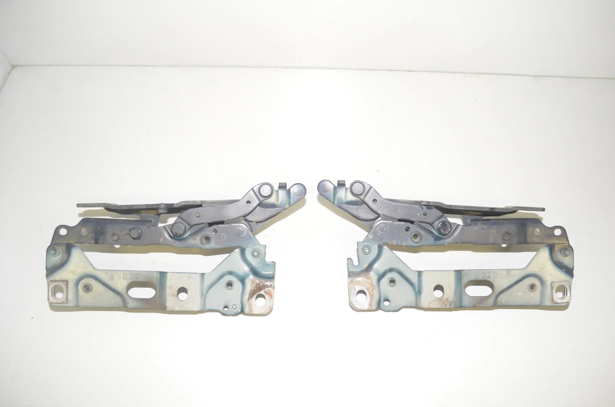 Front Left Bonnet Hinge – OEM 7200013 · BMW 7 (F01, F02) 740 d xDrive 2011 – 4