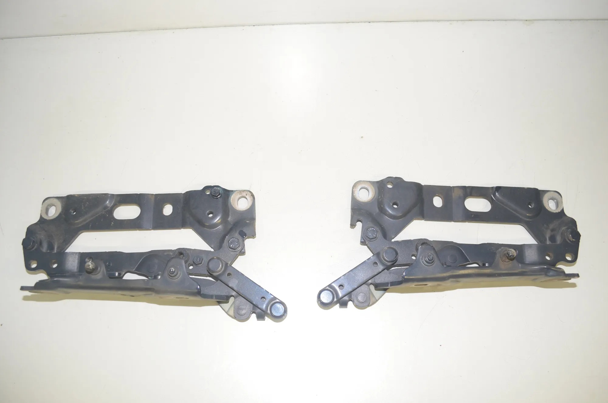 Front Left Bonnet Hinge – OEM 7200013 · BMW 7 (F01, F02) 740 d xDrive 2011