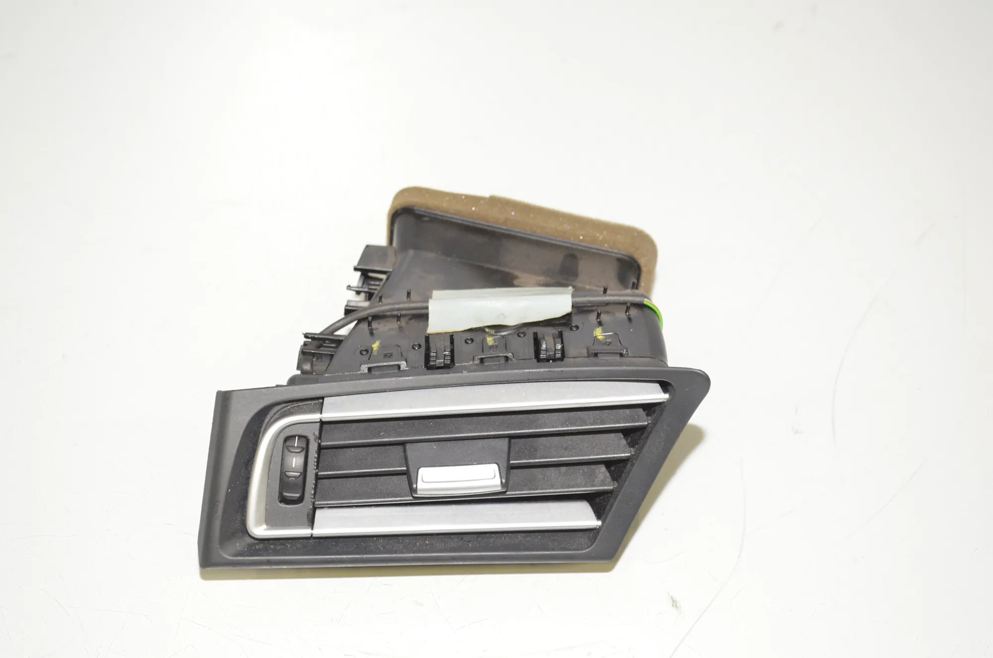 Dashboard Air Vents – OEM 9112149 · BMW 7 (F01, F02) 740 d xDrive 2011