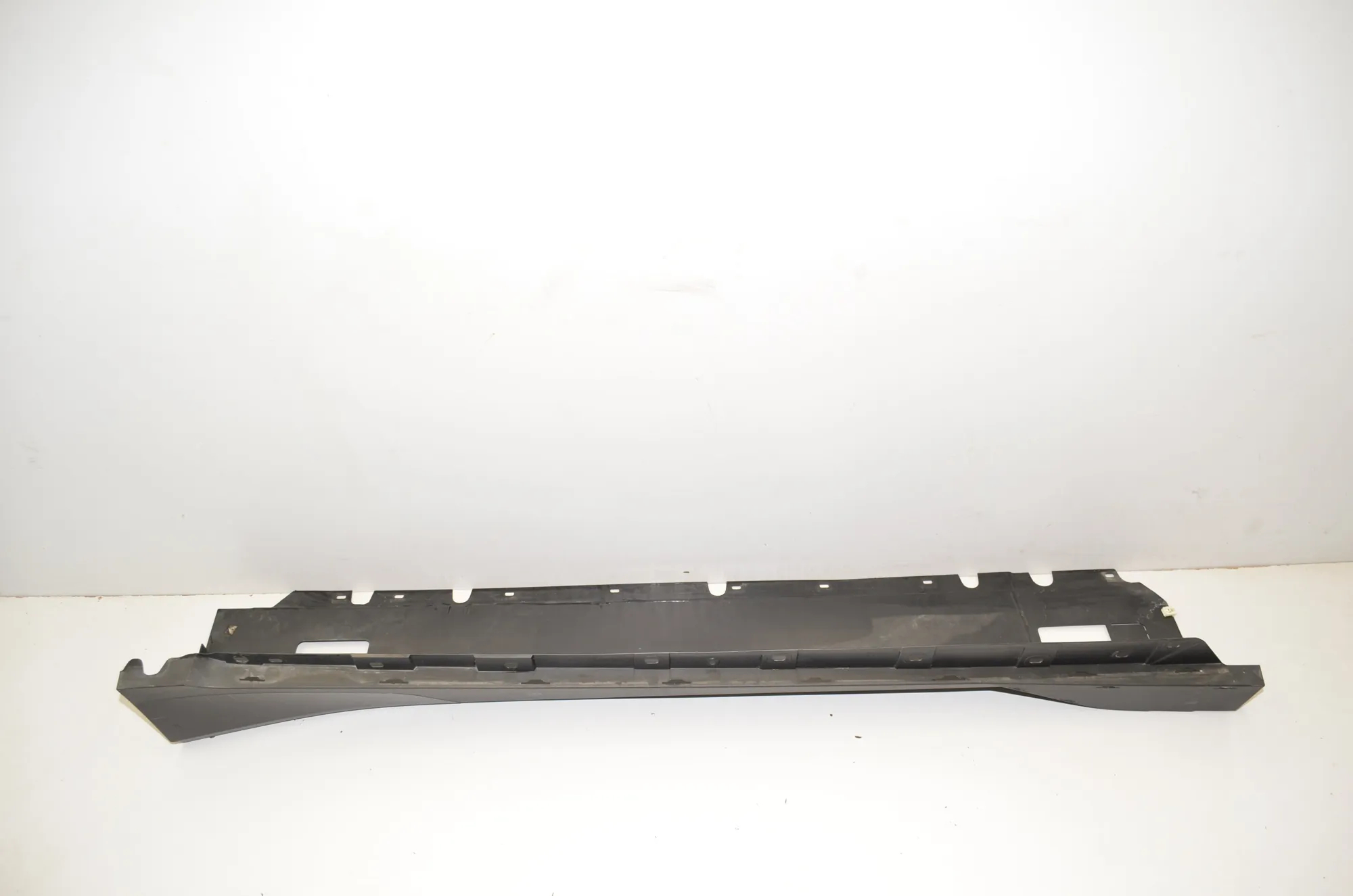 Right Side Plastic Sideskirt Cover – OEM 7368598 · BMW i3 (I01) s Electric 2022 – 2