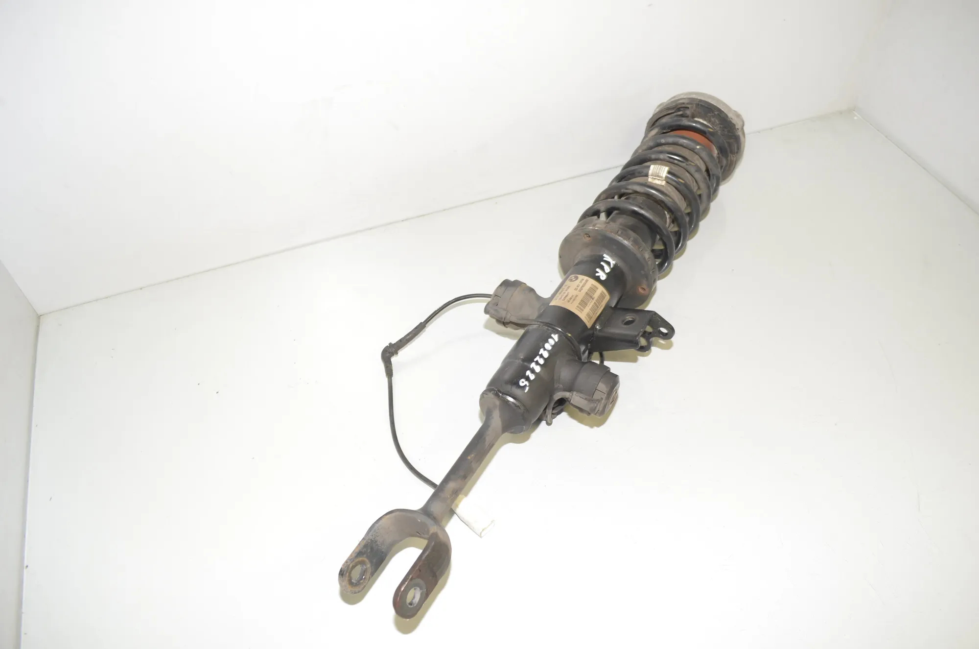 Front Left Shock Absorber – OEM 6796979 · BMW 5 Touring (F11) 530 d 2012 – 3