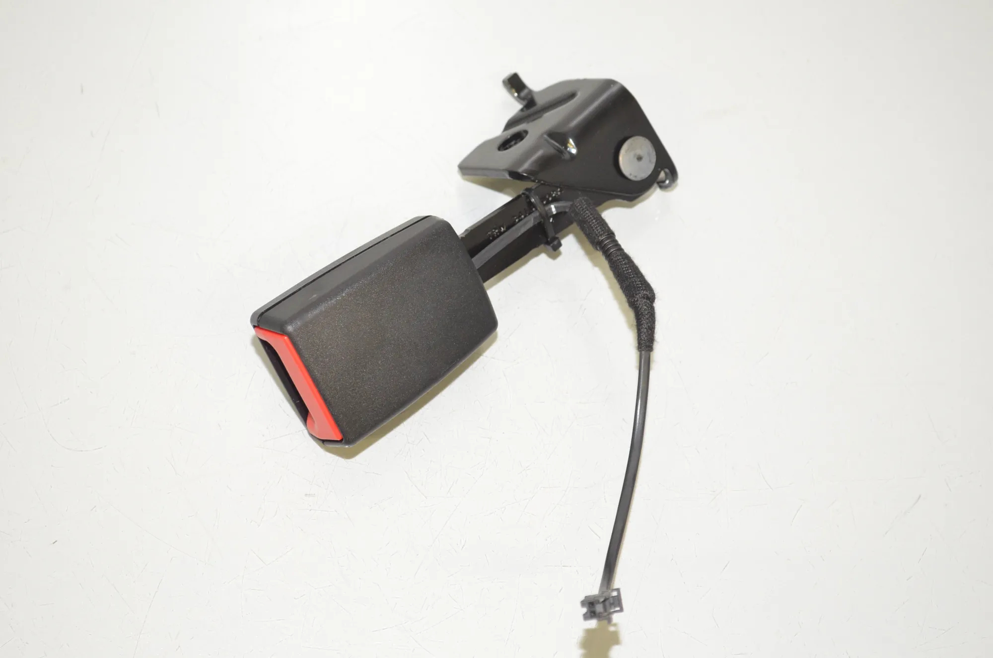 Rear Left Seat Buckle – OEM 9479515 · BMW i3 (I01) s Electric 2022 – 2