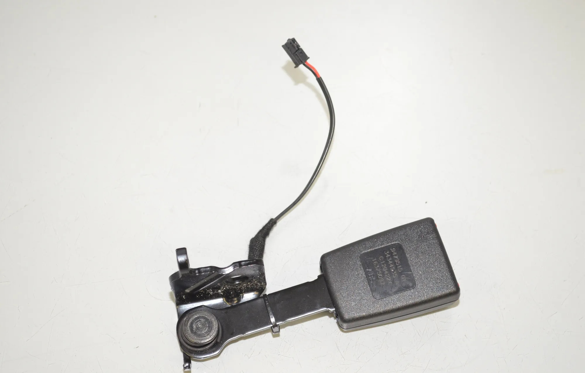 Rear Left Seat Buckle – OEM 9479515 · BMW i3 (I01) s Electric 2022 – 4