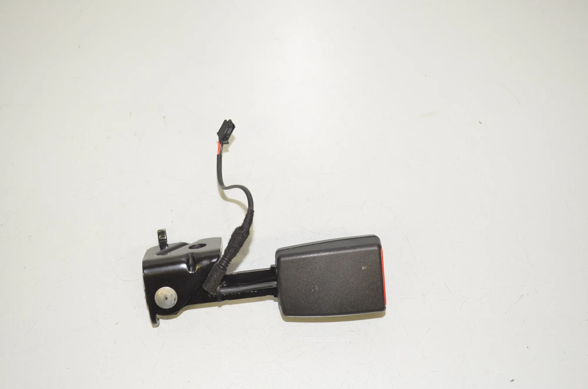 Rear Right Seat Buckle – OEM 9479516 · BMW i3 (I01) s Electric 2022