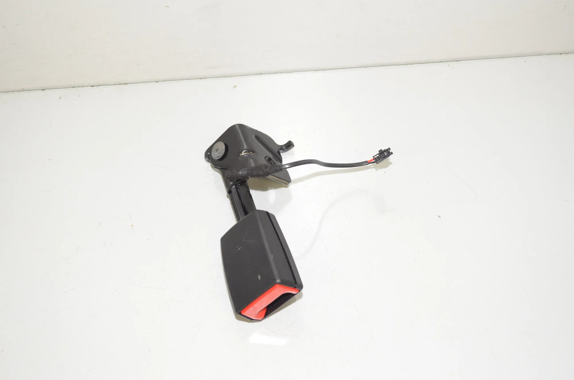 Rear Right Seat Buckle – OEM 9479516 · BMW i3 (I01) s Electric 2022 – 2