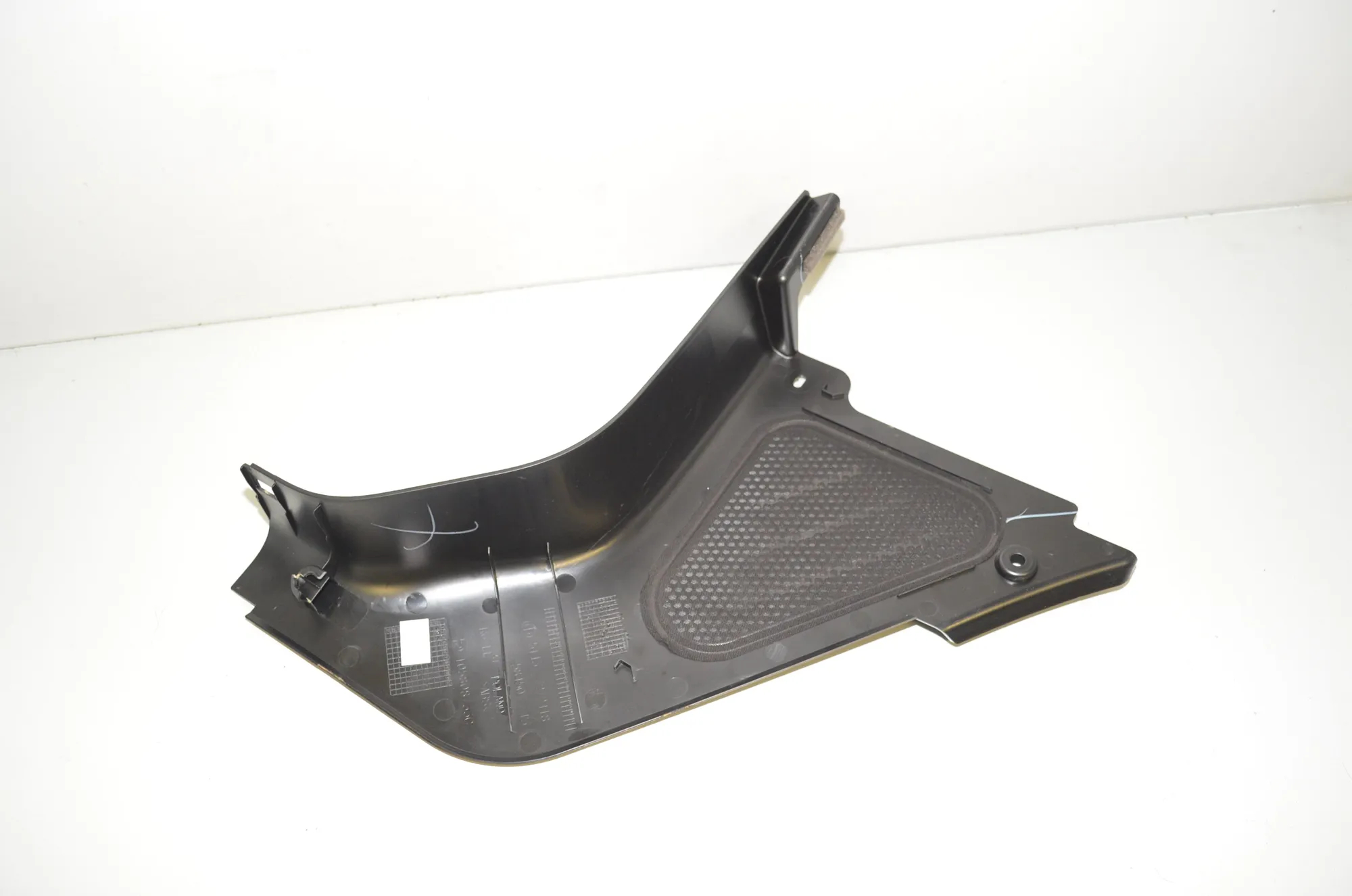 Front Right Interior Step Trim – OEM 7272418 · BMW i3 (I01) s Electric 2022 – 3