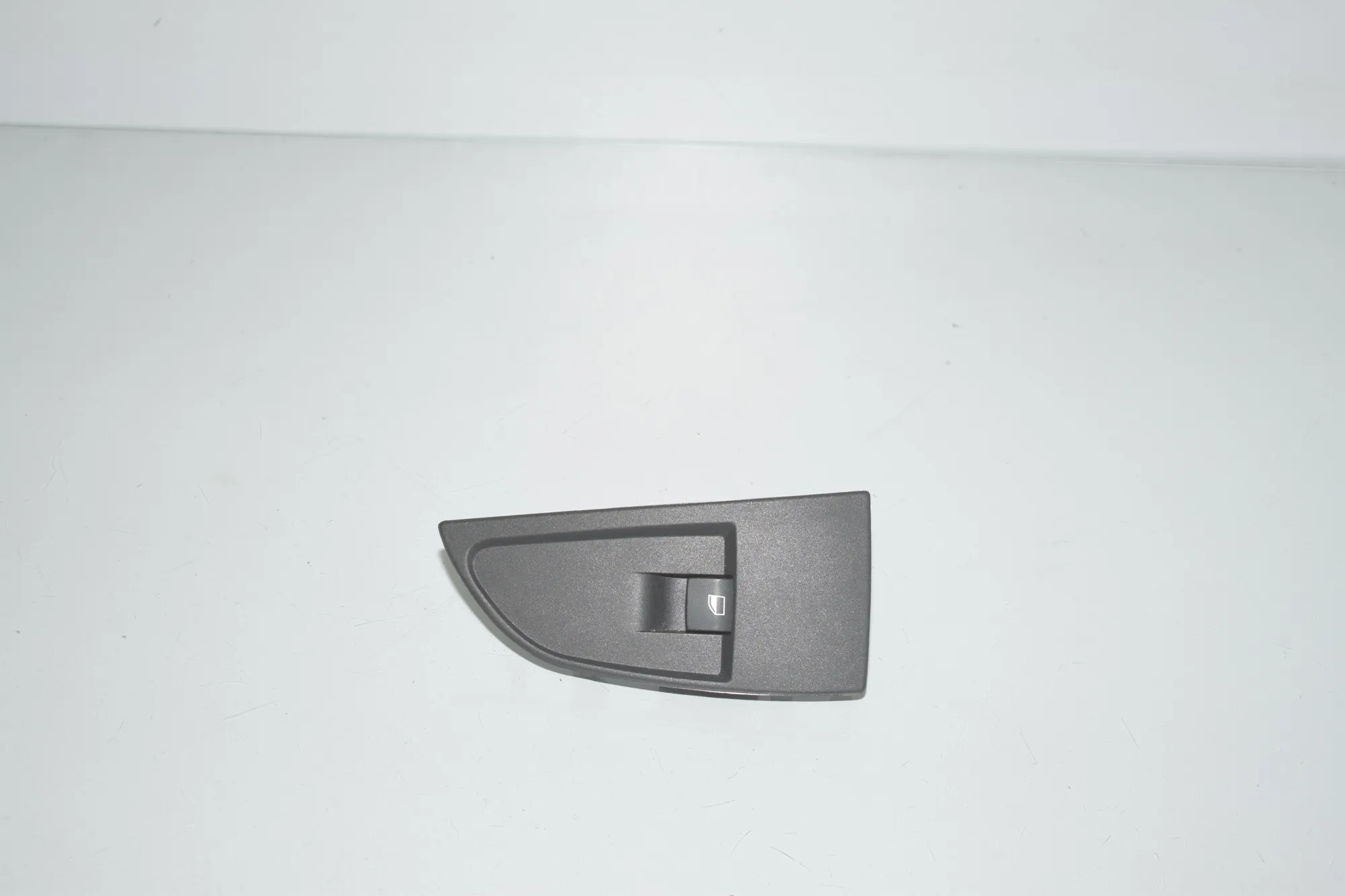 Front Right Door Window Switch – OEM 9208107 · BMW i3 (I01) s Electric 2022 – 2