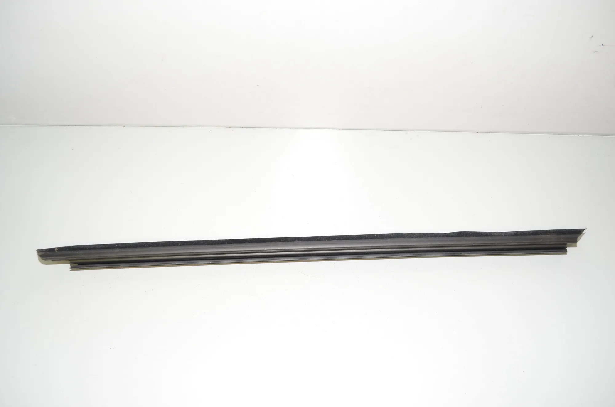 Front Left Door Window Strip – OEM 7407419 · BMW 3 (G20, G28) BMW 3 (G20, G28) 330 e 2021 – 2