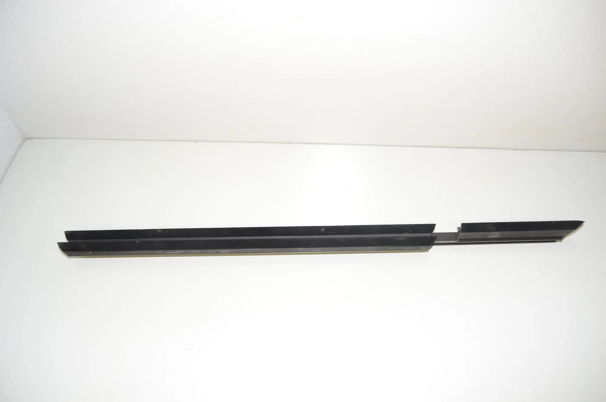 Rear Left Door Window Strip – OEM 7407421 · BMW 3 (G20, G28) BMW 3 (G20, G28) 330 e xDrive 2020