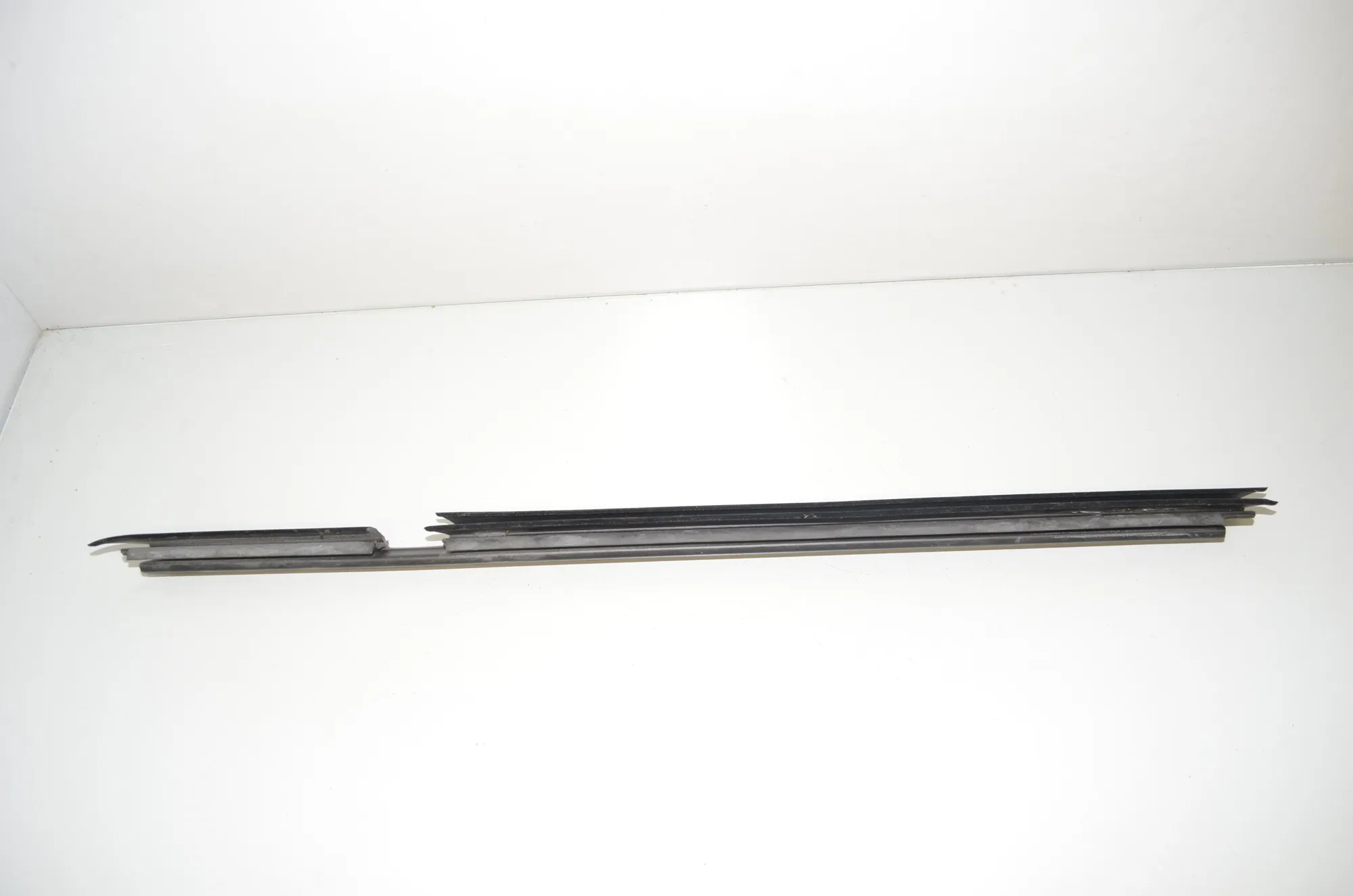 Rear Left Door Window Strip – OEM 7407421 · BMW 3 (G20, G28) BMW 3 (G20, G28) 330 e xDrive 2020 – 2