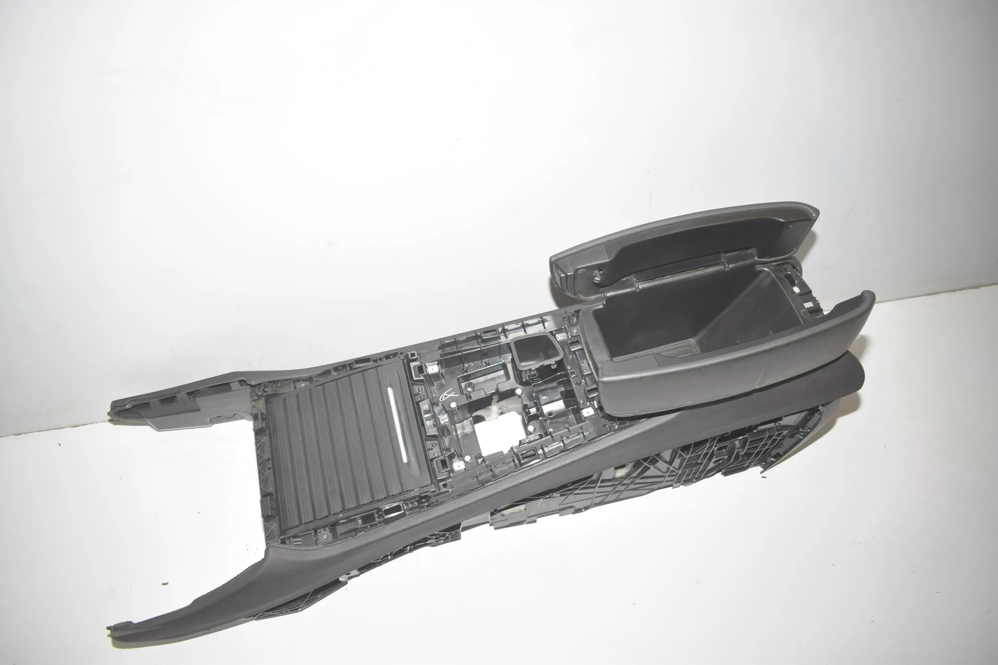 Center Console – OEM 19638031 · BMW X5 (F15, F85) M 50 d 2017 – 5