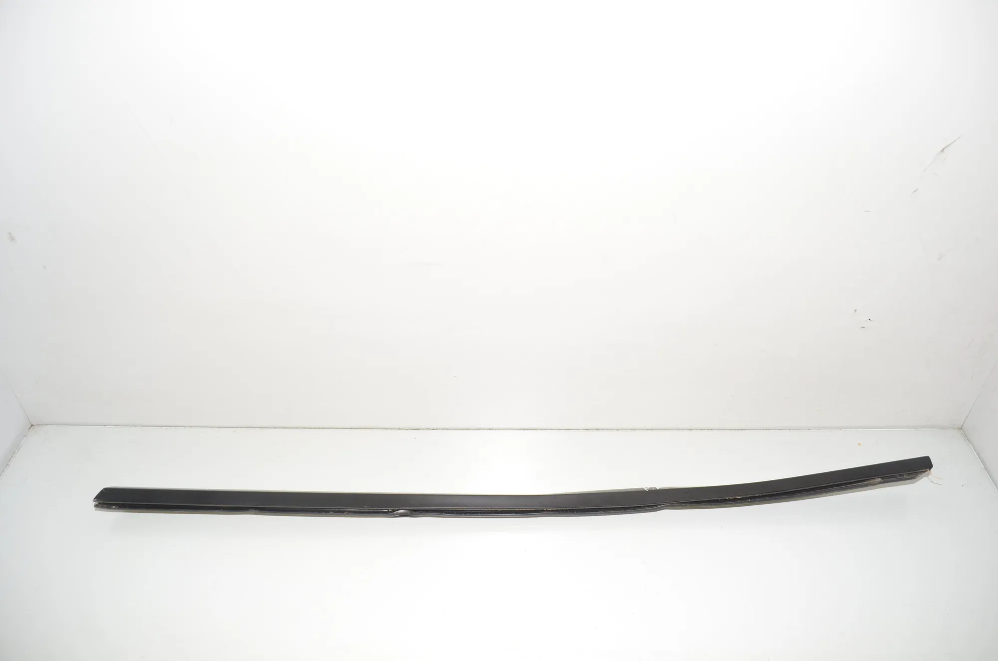 Front Left Door Window Strip – OEM 1080681-01-I · TESLA MODEL 3 (2018 - -) EV 2021