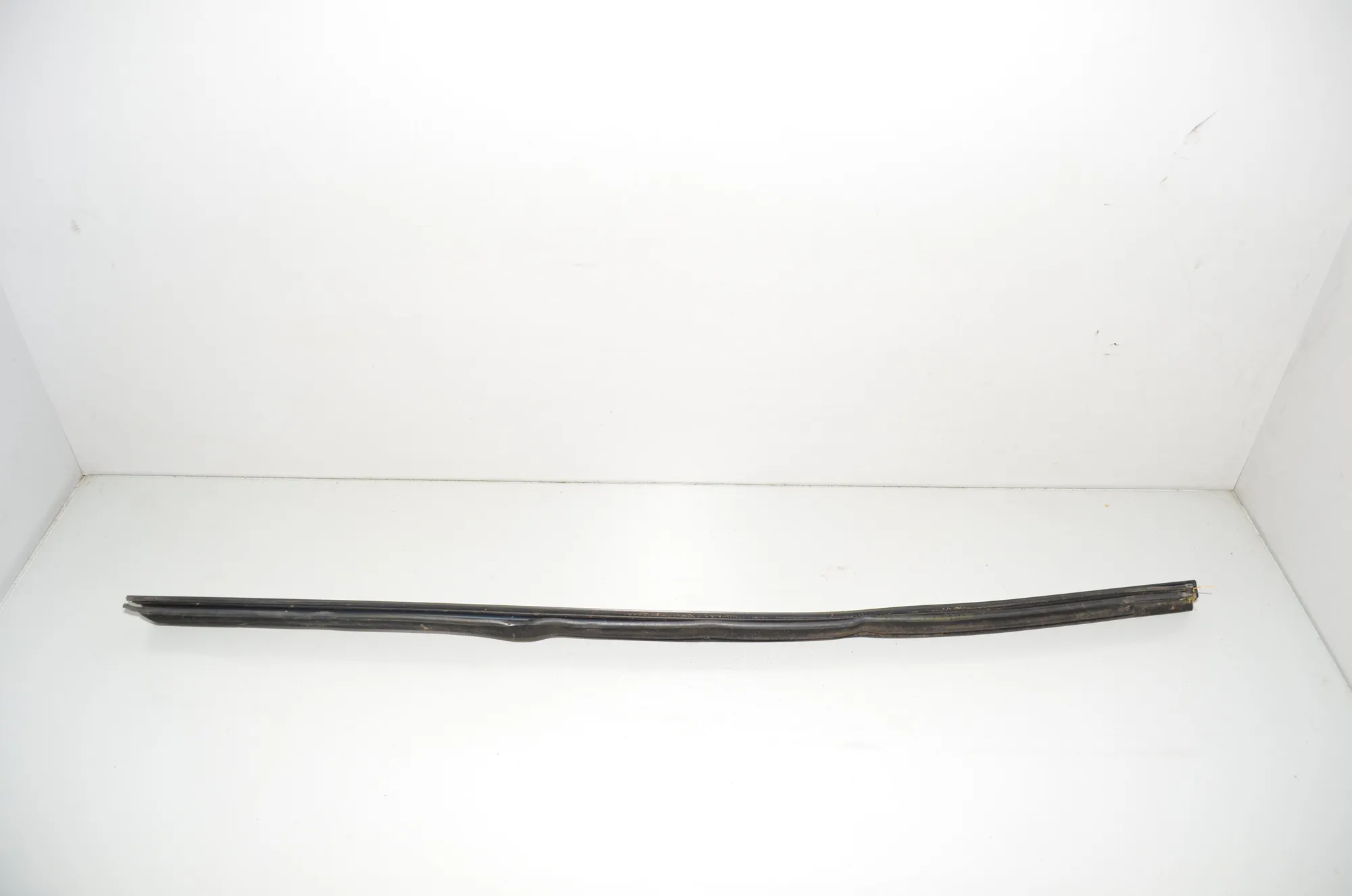 Front Left Door Window Strip – OEM 1080681-01-I · TESLA MODEL 3 (2018 - -) EV 2021 – 4