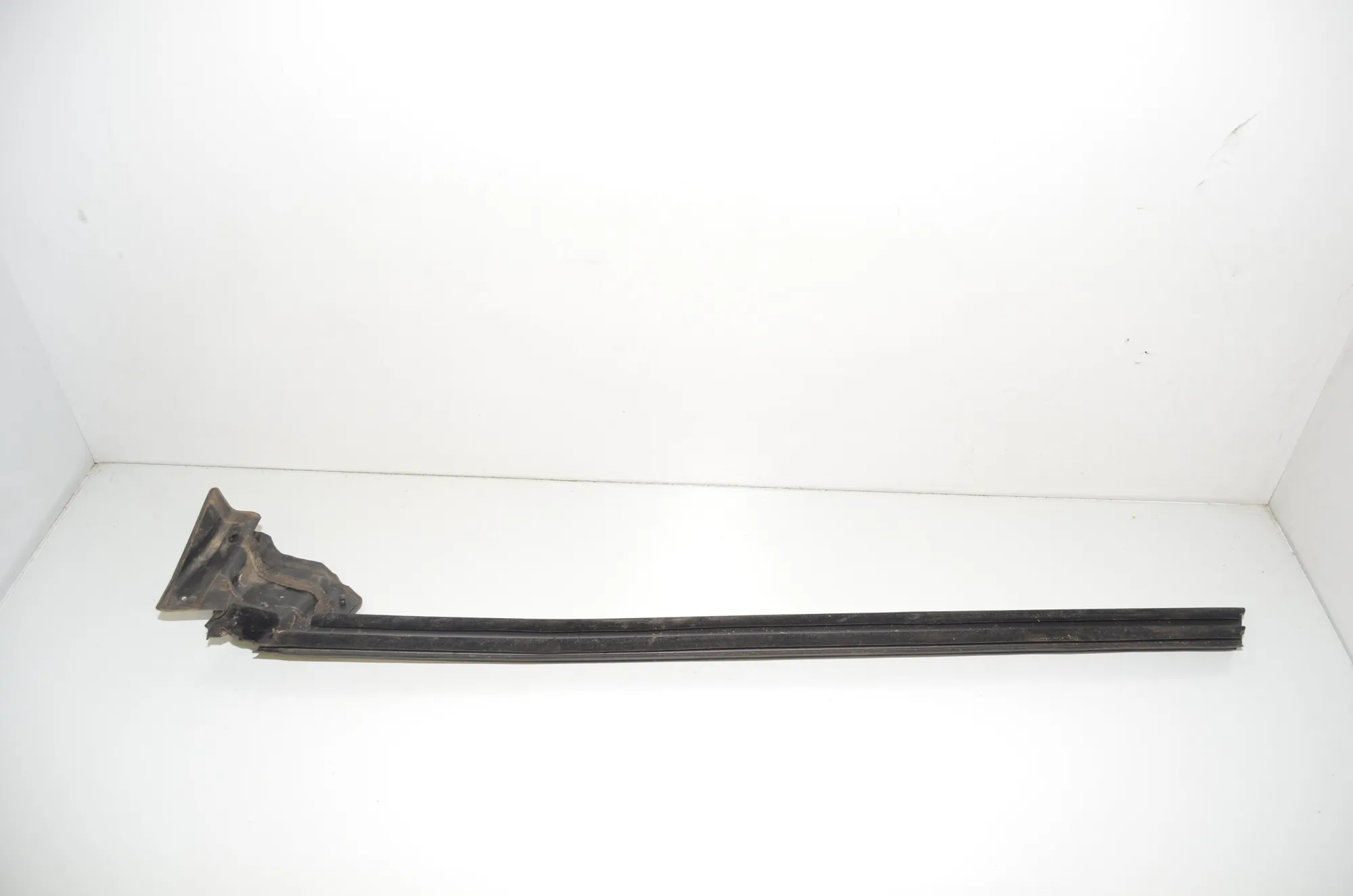 Front Left Door Rubber Seal – OEM 1090496-00-E · TESLA MODEL 3 (2018 - -) EV 2021