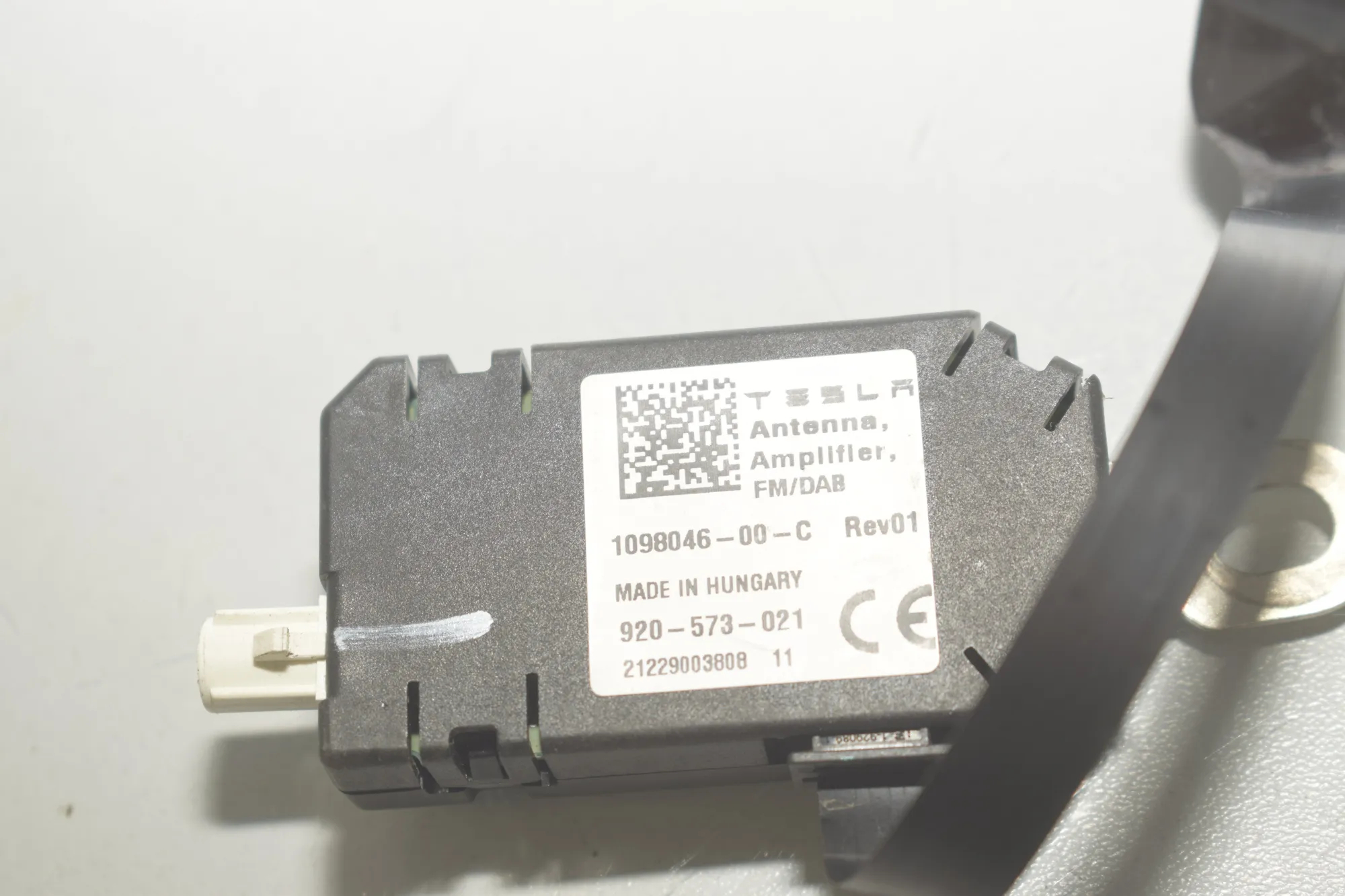 Antenna – OEM 1098046-00-C · TESLA MODEL 3 (2018 - -) EV 2021 – 4
