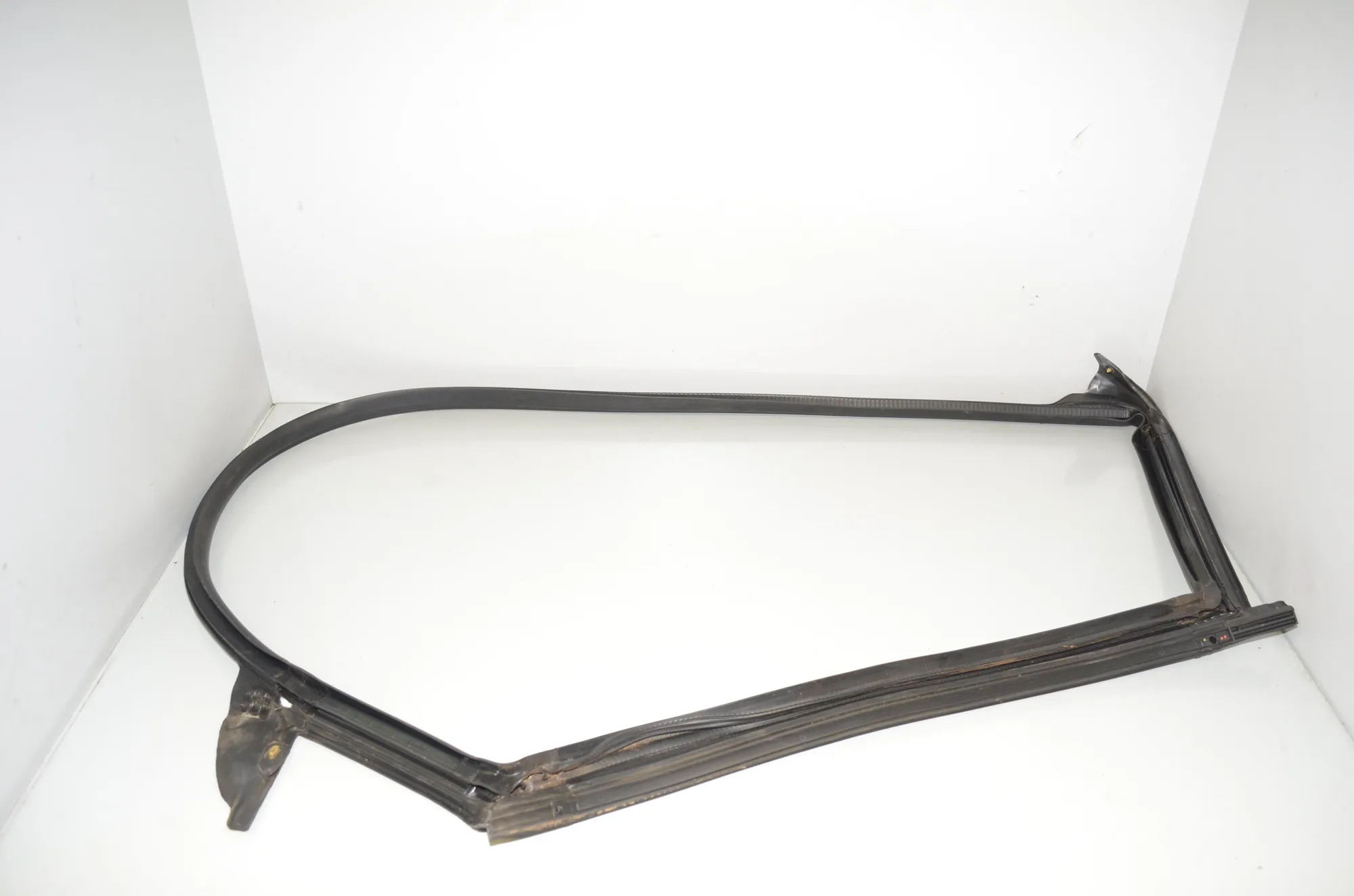 Rear Right Door Seal Rubber – OEM 1090499 · TESLA MODEL 3 (2018 - -) EV 2021 – 4