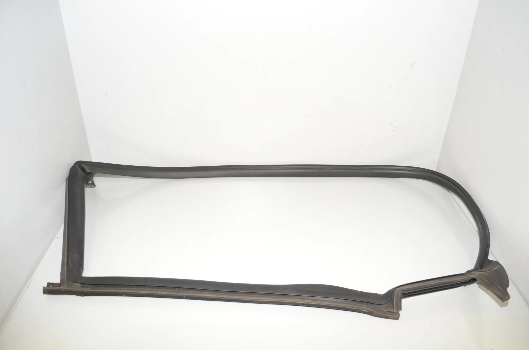 Rear Right Door Seal Rubber – OEM 1090499 · TESLA MODEL 3 (2018 - -) EV 2021 – 2