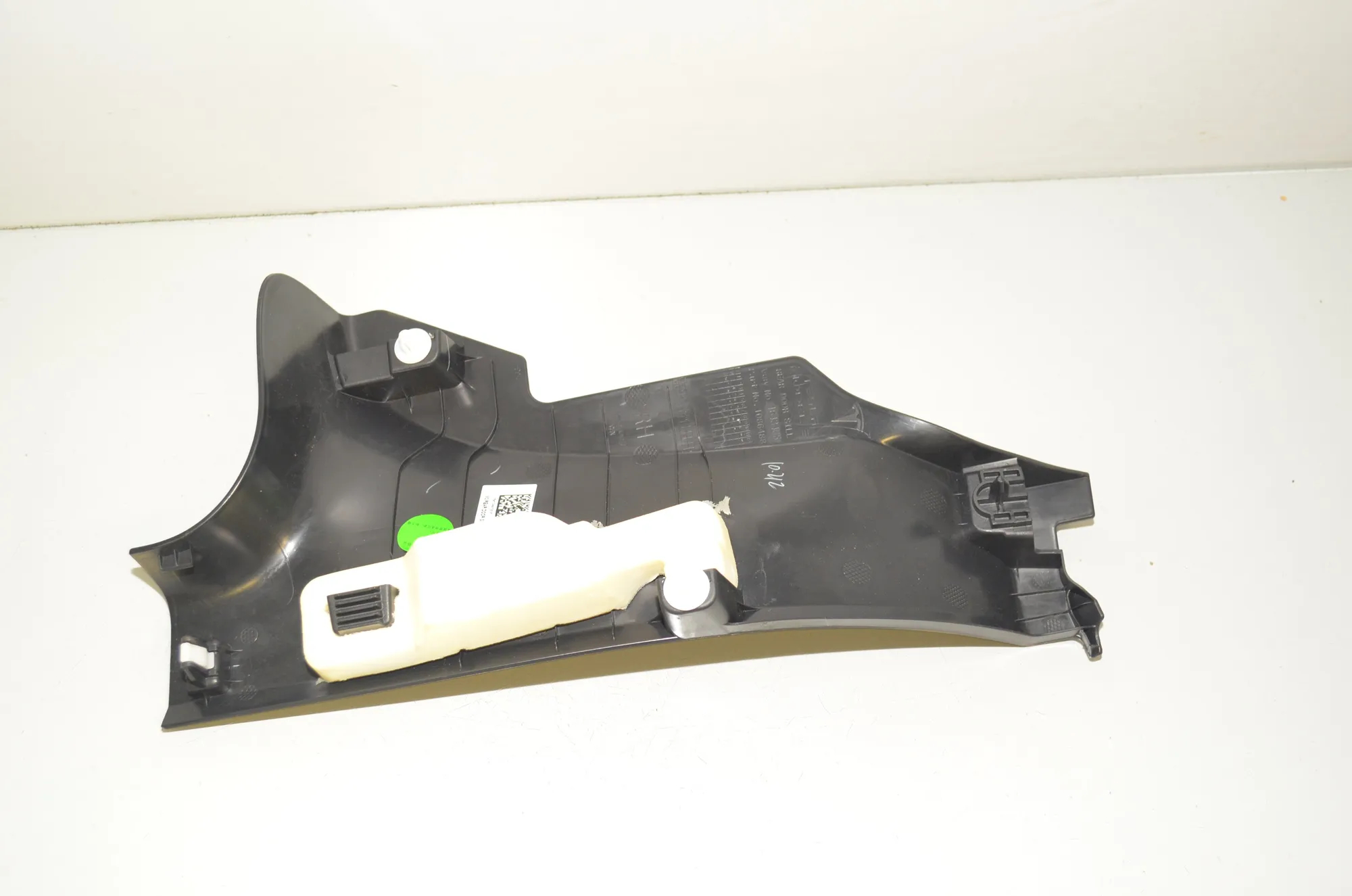 Rear Right Interior Step Trim – OEM 1643435-00-A · TESLA MODEL 3 (2018 - -) EV 2021 – 4