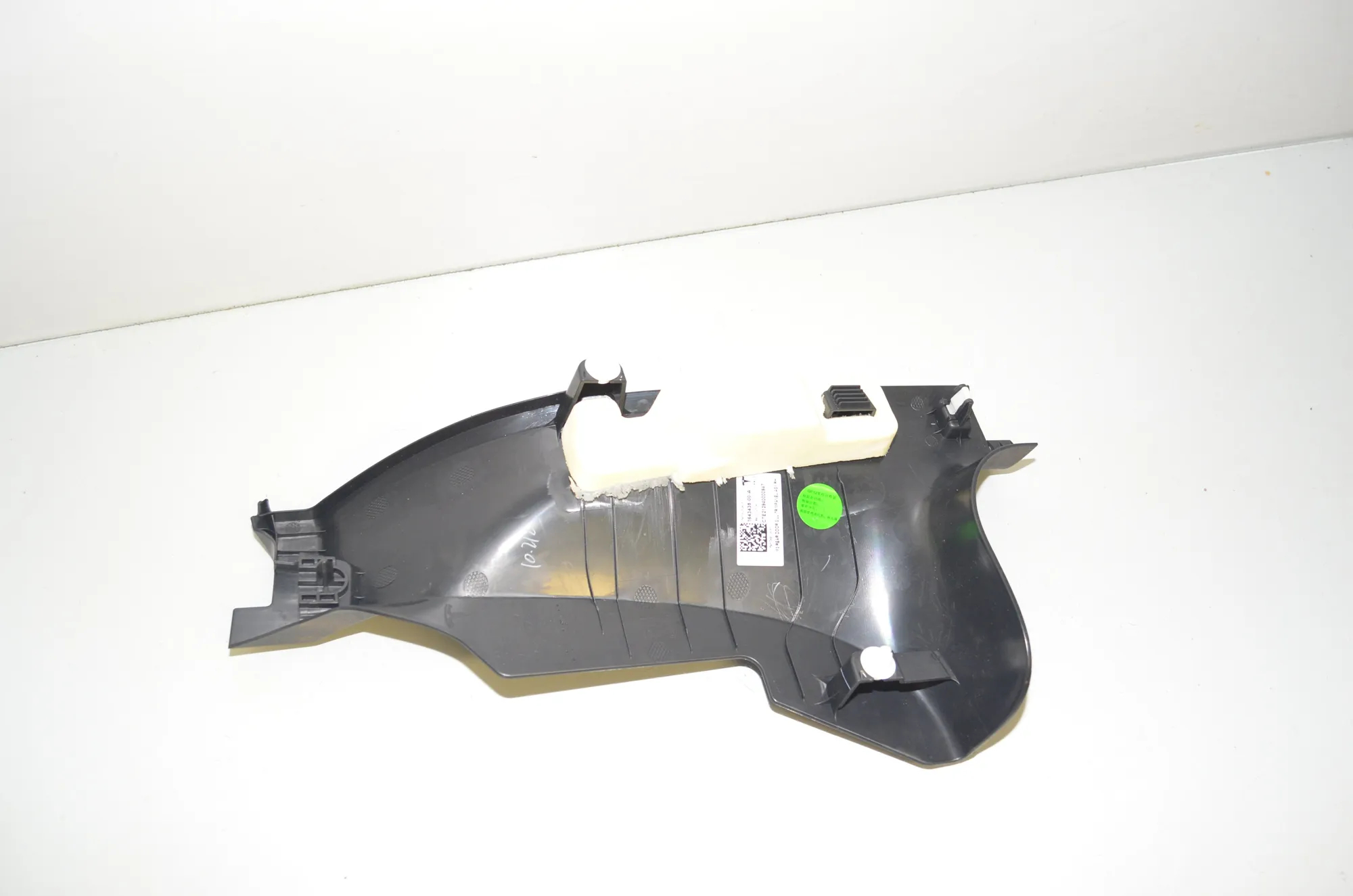 Rear Right Interior Step Trim – OEM 1643435-00-A · TESLA MODEL 3 (2018 - -) EV 2021 – 3