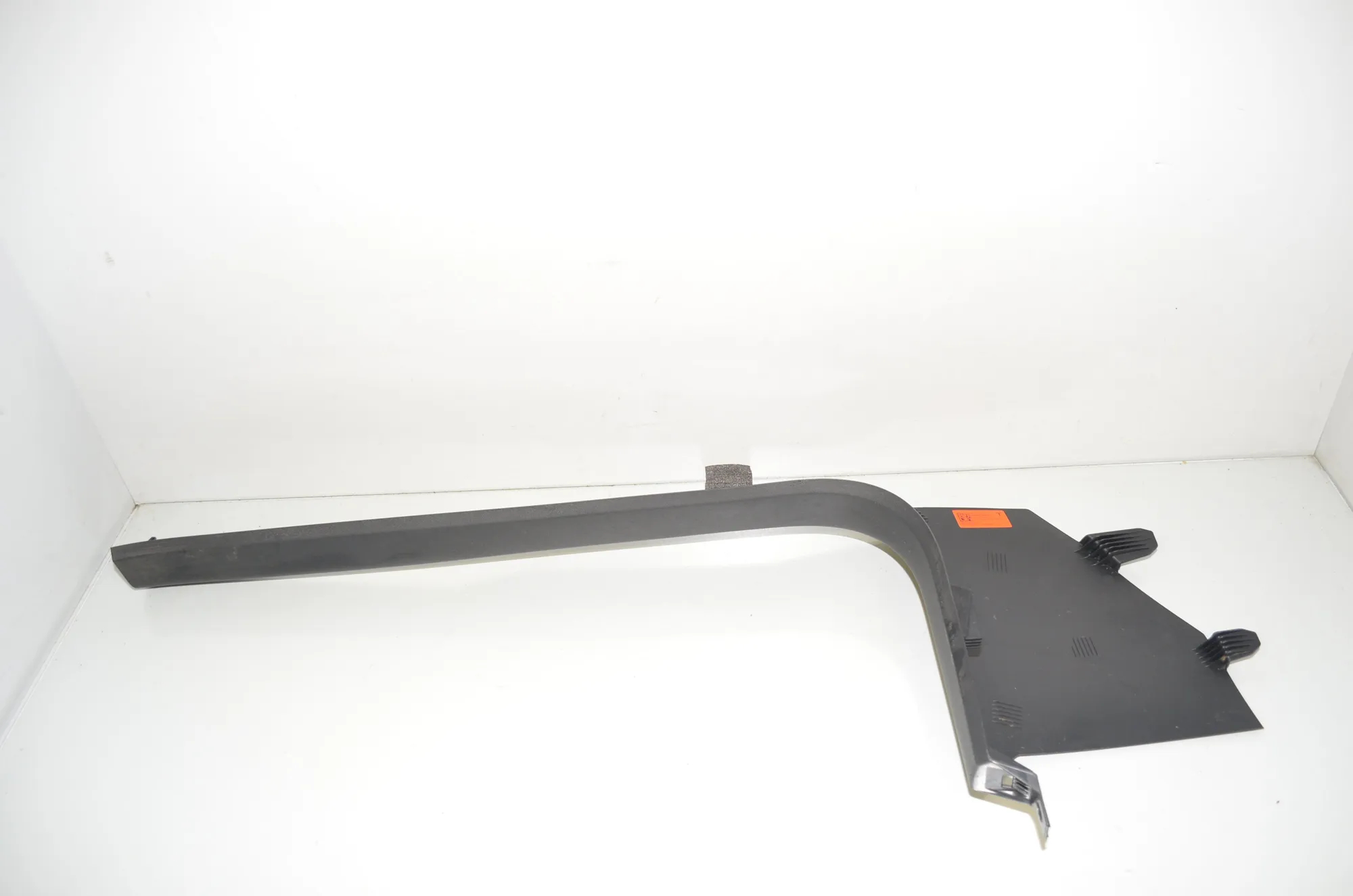 Front Left Sill Trim – OEM 1643413-00-A · TESLA MODEL 3 (2018 - -) EV 2021 – 4