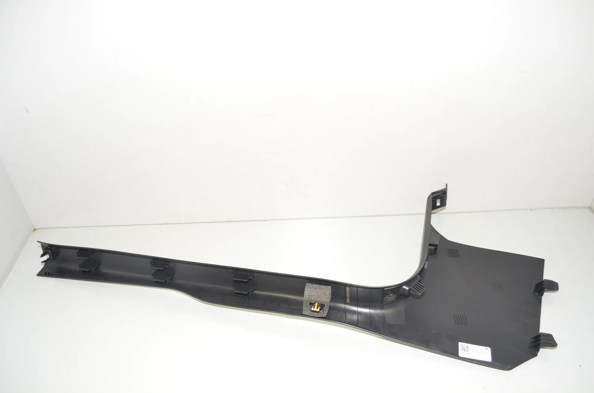 Front Right Sill Trim – OEM 1643415-00-A · TESLA MODEL 3 (2018 - -) EV 2021 – 4
